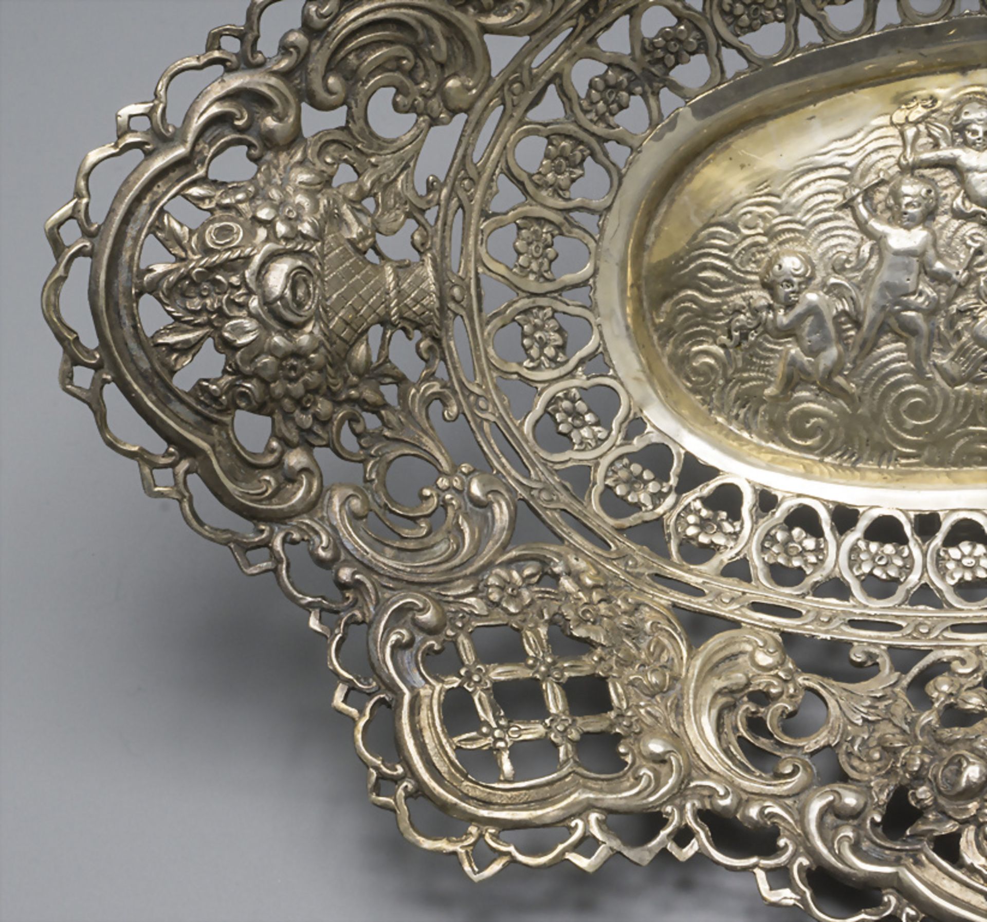 Silberschale mit Puttodekor / A silver bowl with cherubs, deutsch, um 1890 - Bild 3 aus 6