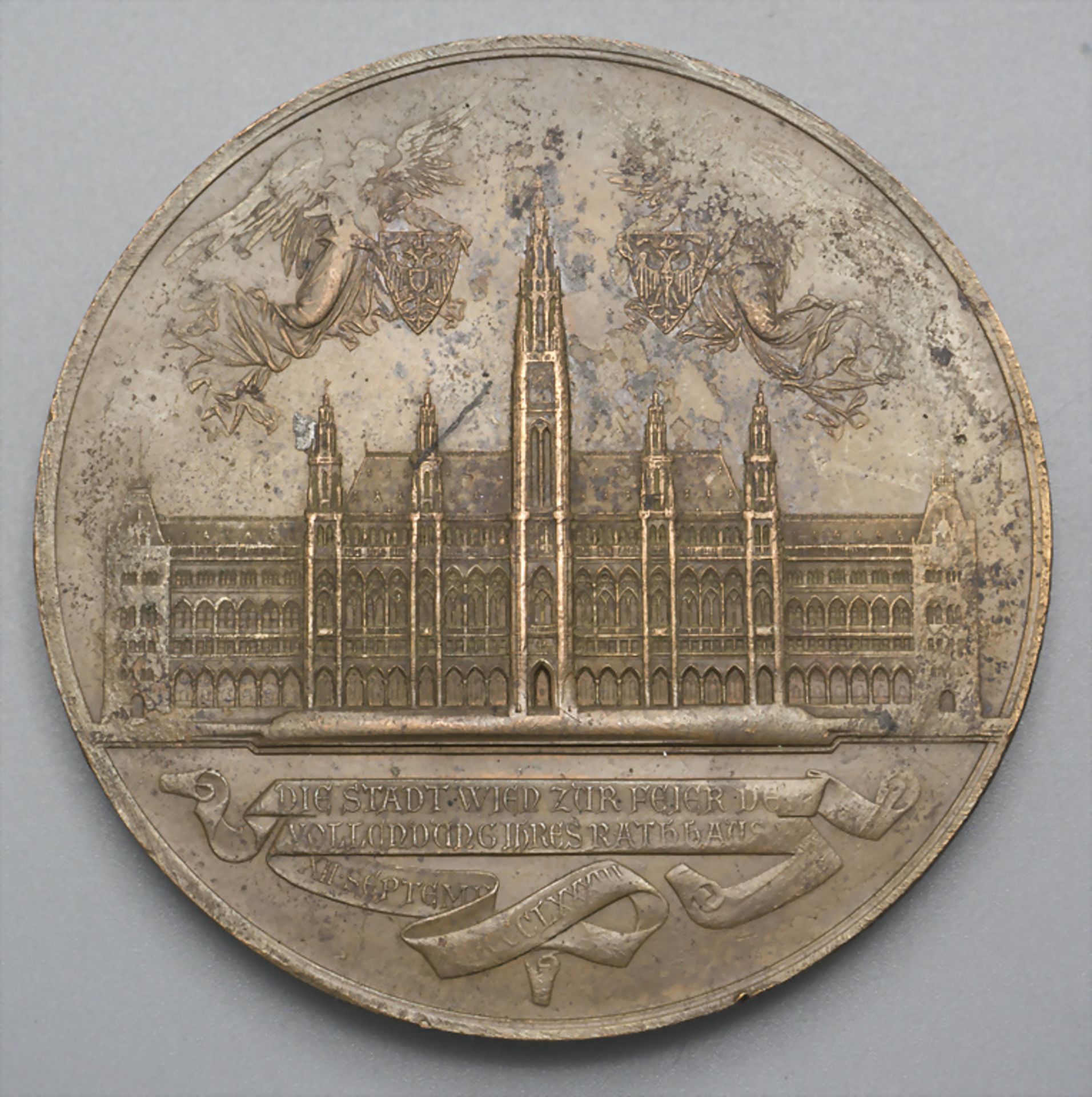 Medaille 'Vollendung des Rathauses der Stadt Wien', 1883 - Image 2 of 2