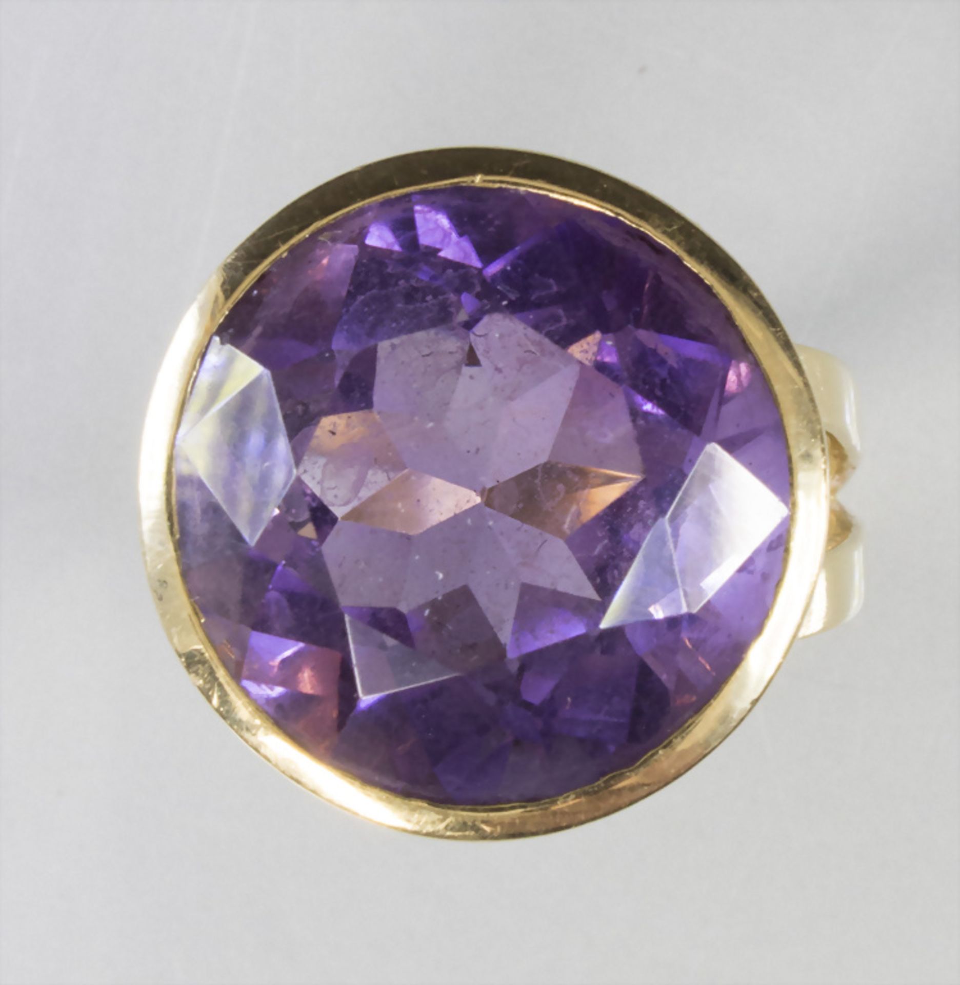 Damenring mit Amethyst / A ladies 18k gold ring with amethyst, Juwelier Wöhler, Mannheim, um 1990 - Bild 2 aus 4