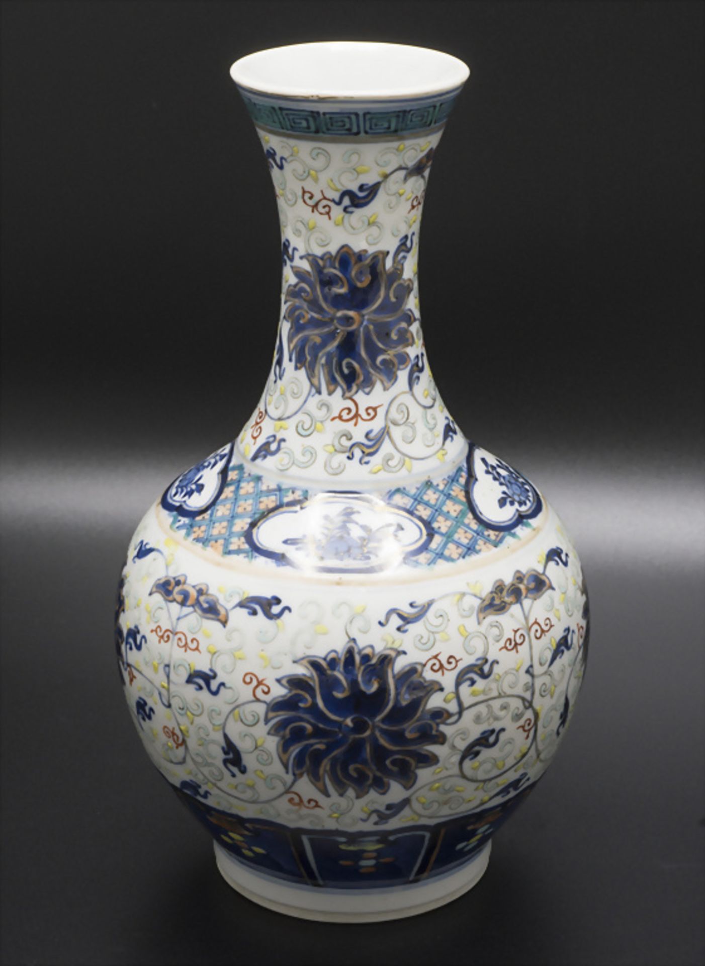 Seltene Doucai-Ziervase / A rare decorative Doucai porcelain vase, China, Qing-Dynastie ...