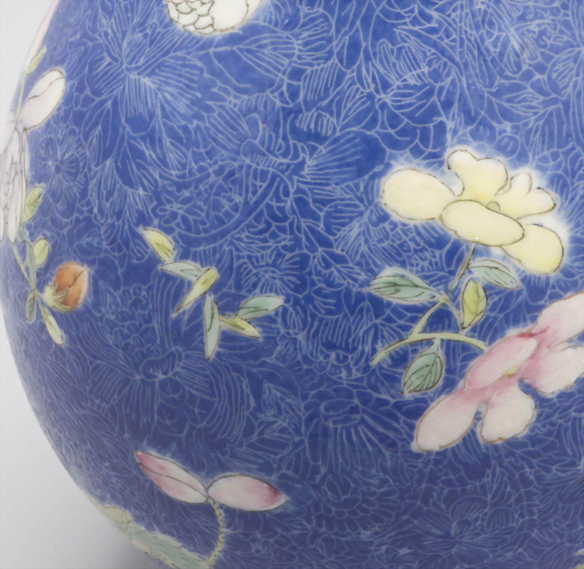 Seltene 'BLUE-GROUND'- Porzellan Ziervase / A rare Blue-Ground porcelain decorative vase, ... - Image 9 of 10