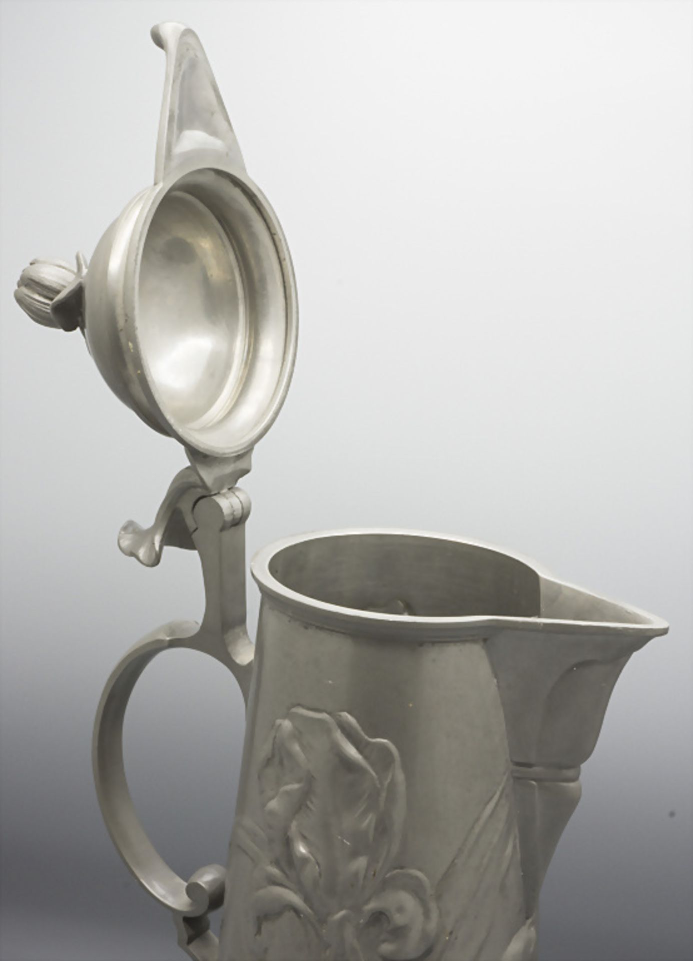 Jugendstil Zinnschenkkanne / An Art Déco pewter jug, um 1900 - Image 3 of 4