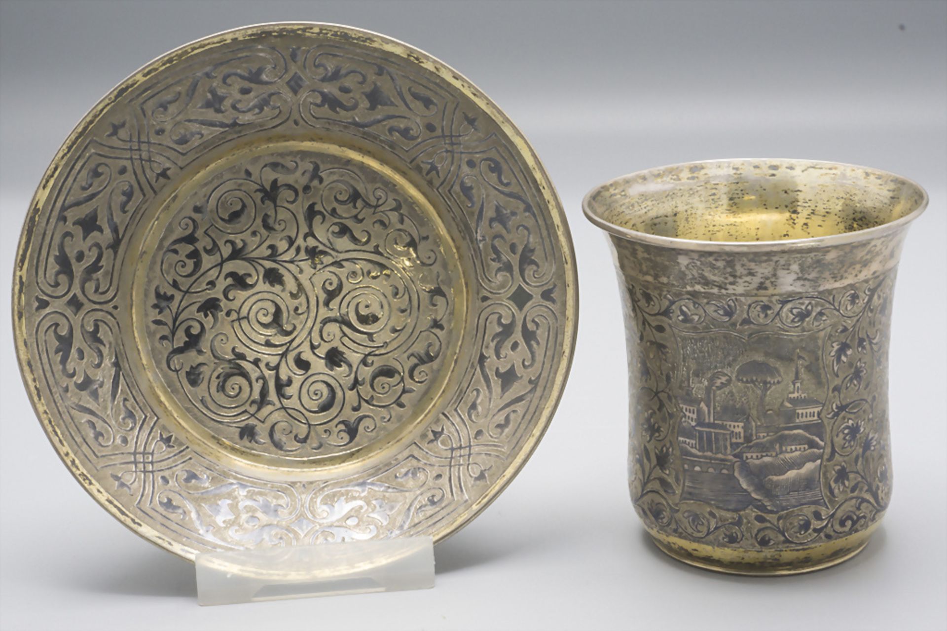 Becher auf Presentoir / A silver beaker and plate, Moskau / Moscow, 1821-1856