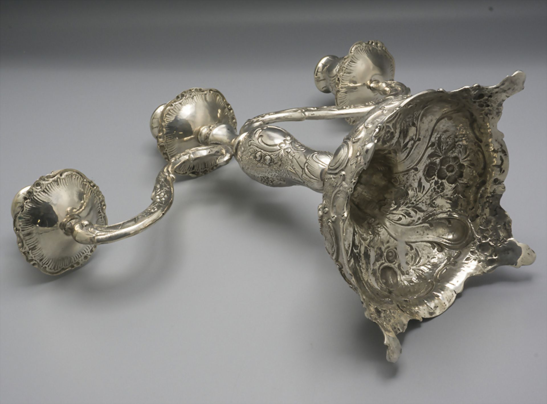 Dreiarmiger Kerzenleuchter / A silver candleholder, deutsch, 20. Jh. - Image 6 of 8