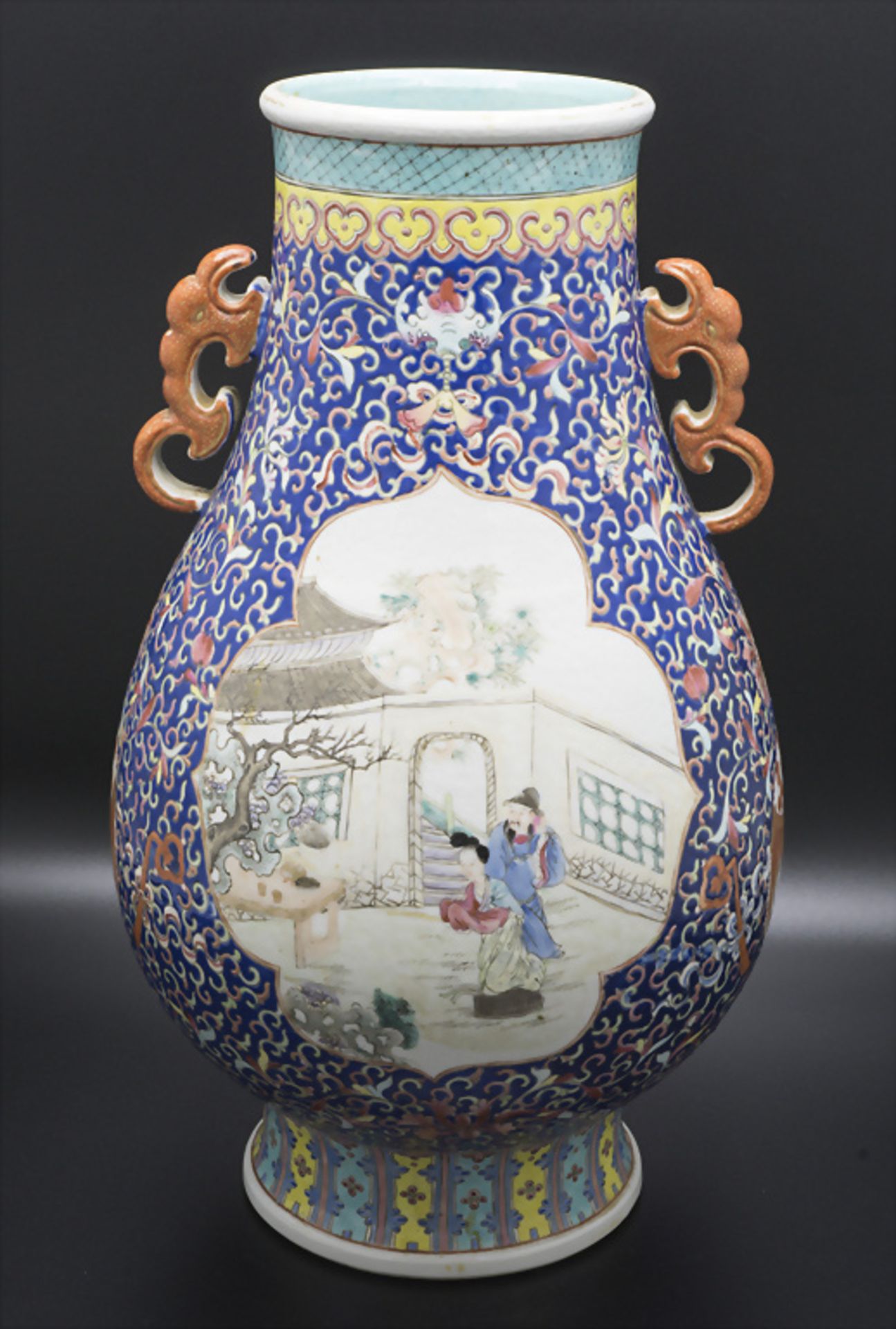 Ziervase / A decorative porcelain vase, China, Qing-Dynastie (1644-1911), gemarkt Qianlong ... - Bild 4 aus 10