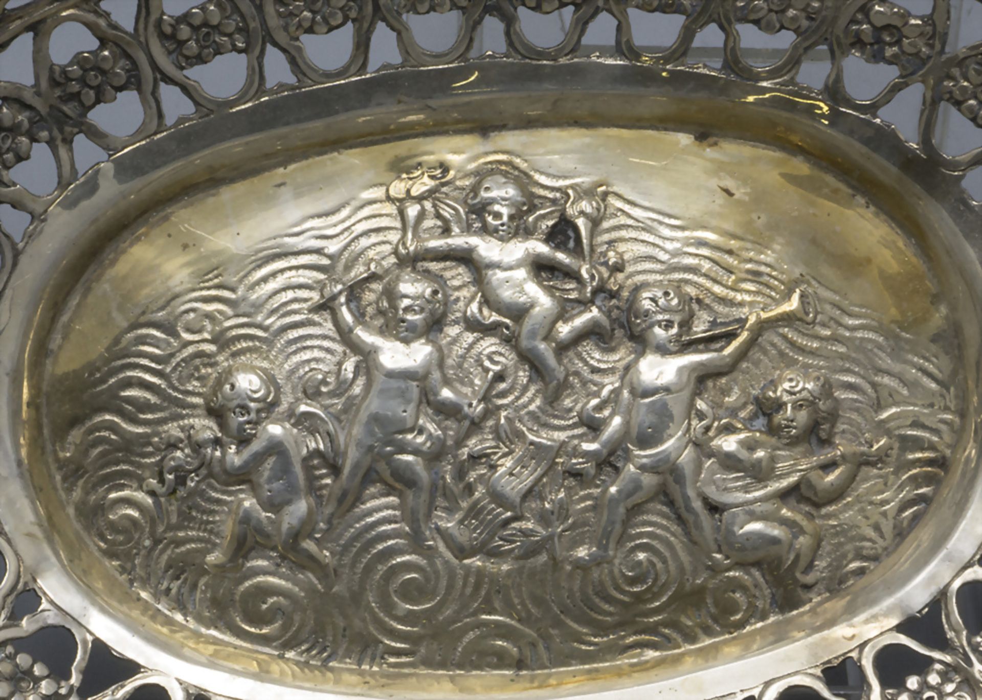 Silberschale mit Puttodekor / A silver bowl with cherubs, deutsch, um 1890 - Image 2 of 6