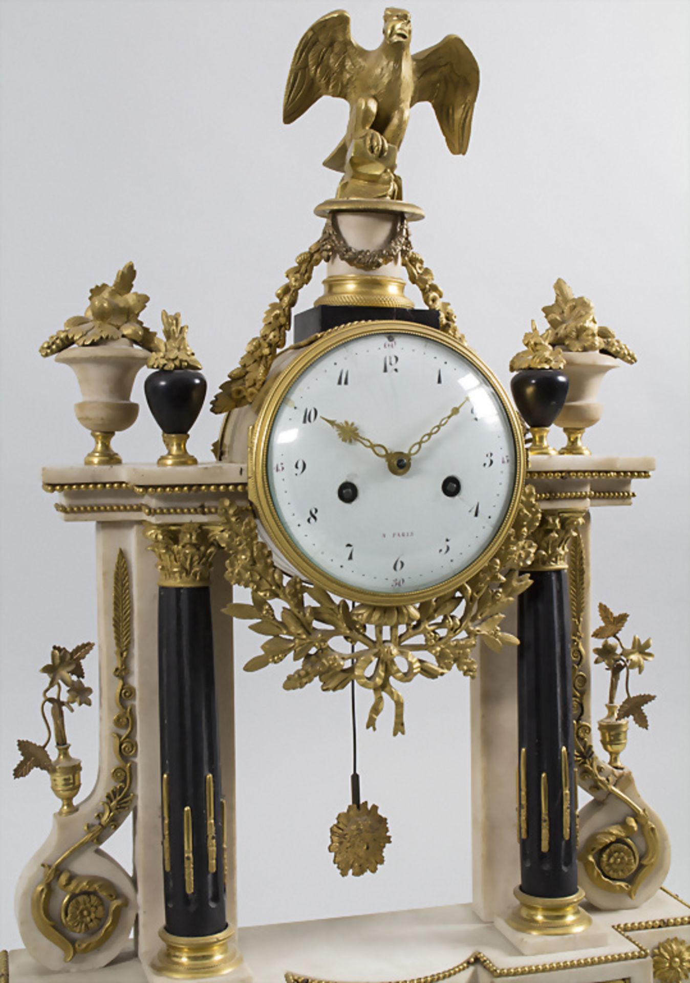 Louis-Seize Kaminuhr / A Louis XVI mantle clock, Paris, um 1780 - Image 2 of 7