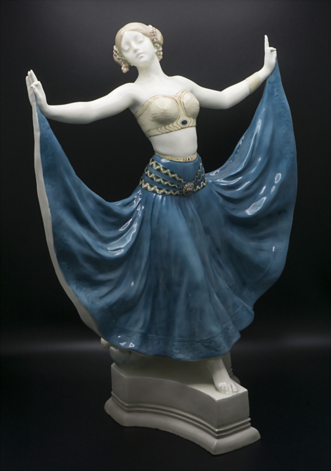 Art Déco Skulptur 'Die Tänzerin Rose' / An Art Deco ceramic sculpture of a female dancer ...