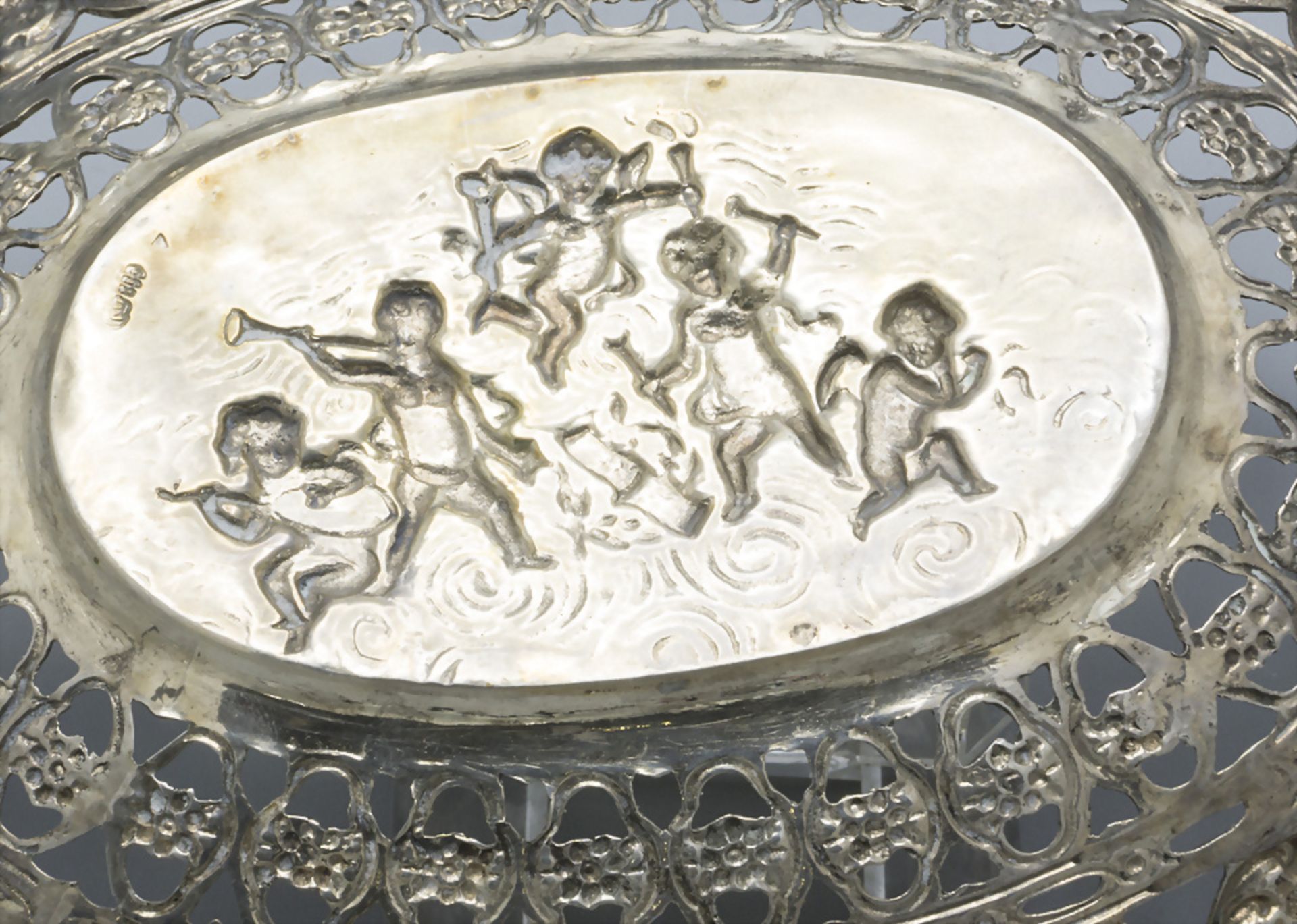 Silberschale mit Puttodekor / A silver bowl with cherubs, deutsch, um 1890 - Image 4 of 6