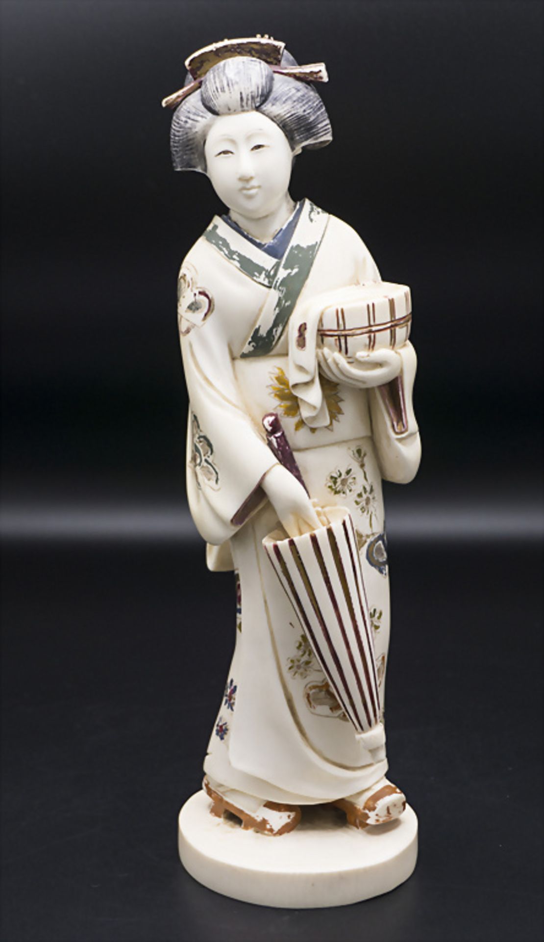 Geisha mit Schirm und Waschzeug / A geisha with umbrella and washing things, Japan, ...