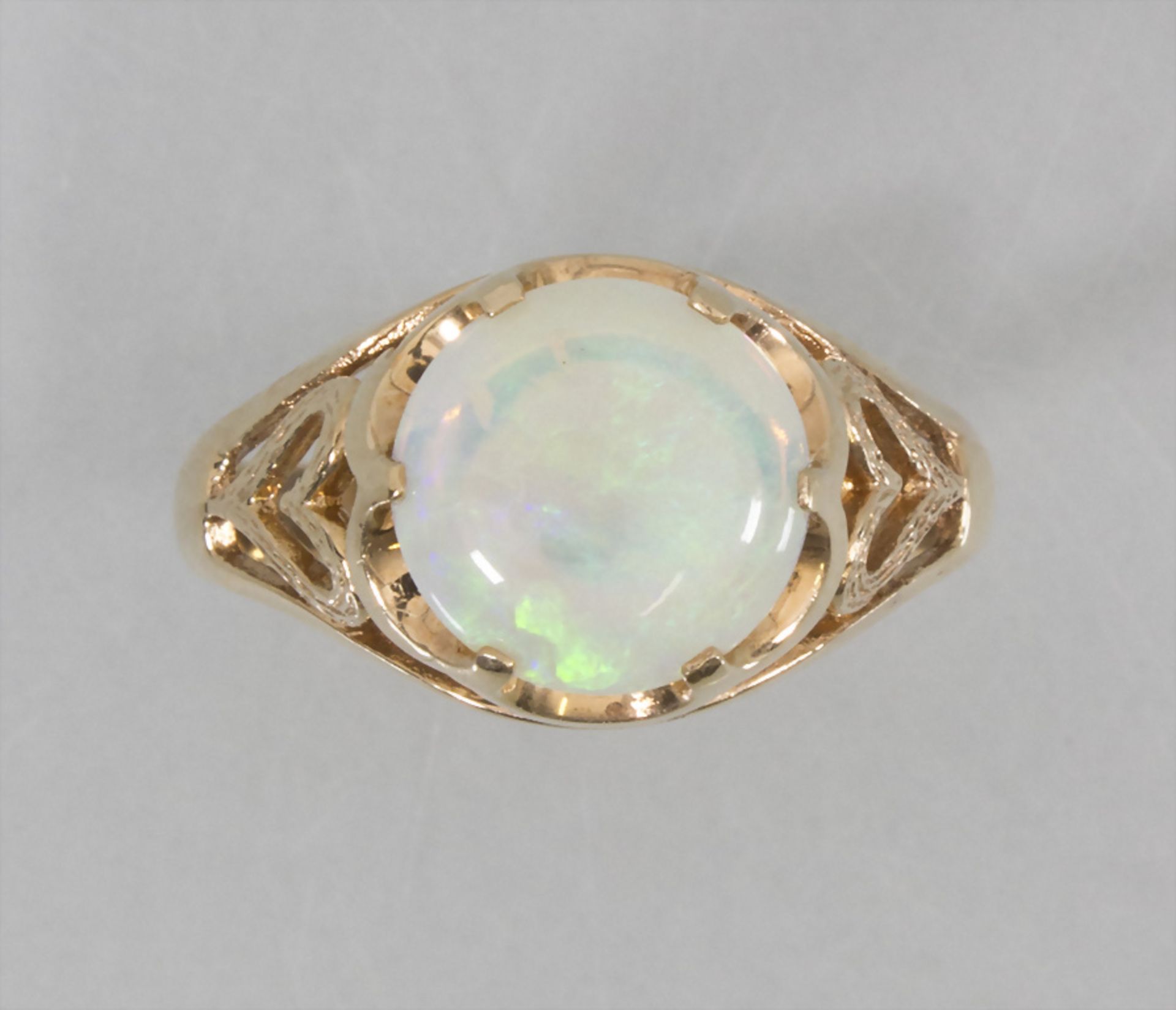 Damenring mit Opal / A ladies 14k gold ring with an opal
