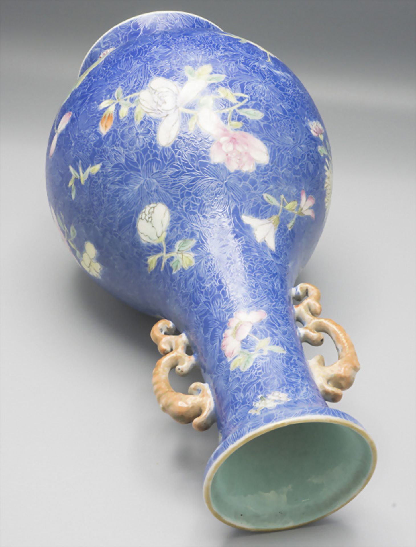 Seltene 'BLUE-GROUND'- Porzellan Ziervase / A rare Blue-Ground porcelain decorative vase, ... - Image 5 of 10