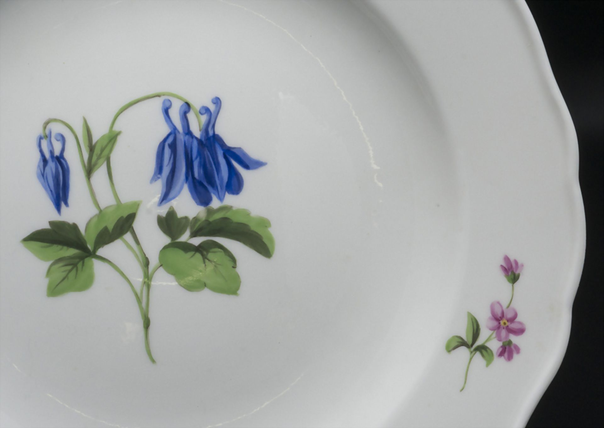 Teller mit Akelei / A plate with columbine flower, Meissen, um 1860 - Image 2 of 4