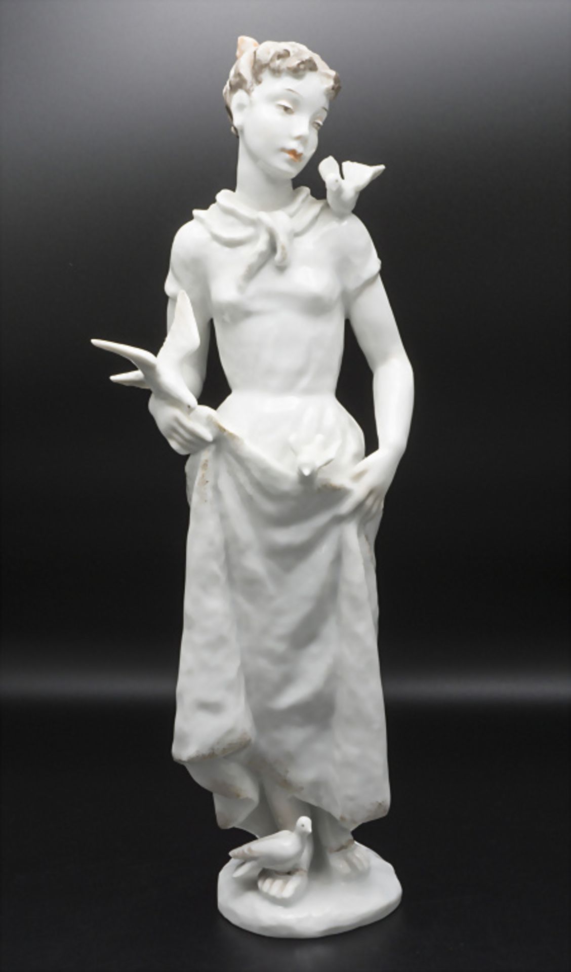 Mädchen mit Tauben / A girl with doves, Lore Friedrich-Gronau, Rosenthal, 1930er/40er