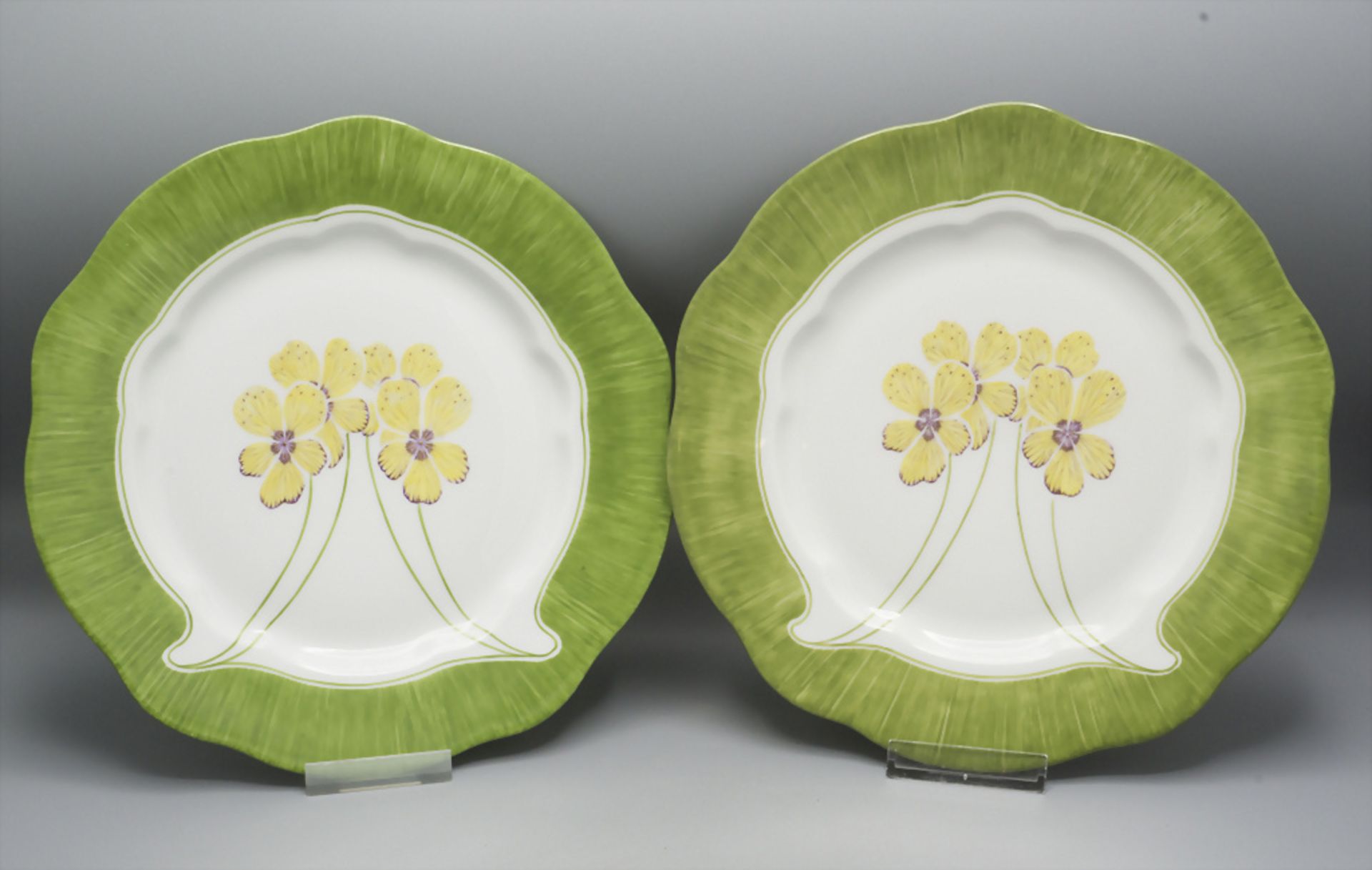 Paar Jugendstil Teller mit stilisierten Stiefmütterchen / 2 Art Nouveau plates with stilized ...