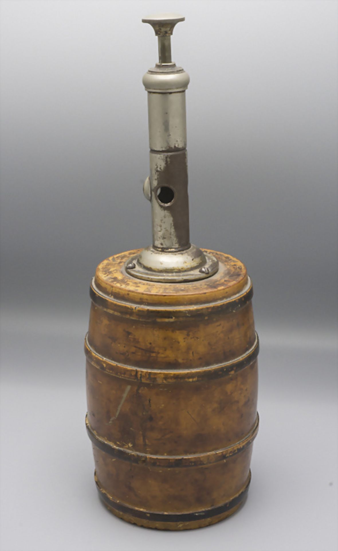 Zigarrenabschneider in Fassform / A cigar cutter in the shape of a barrel, deutsch, 20. Jh. - Bild 2 aus 2