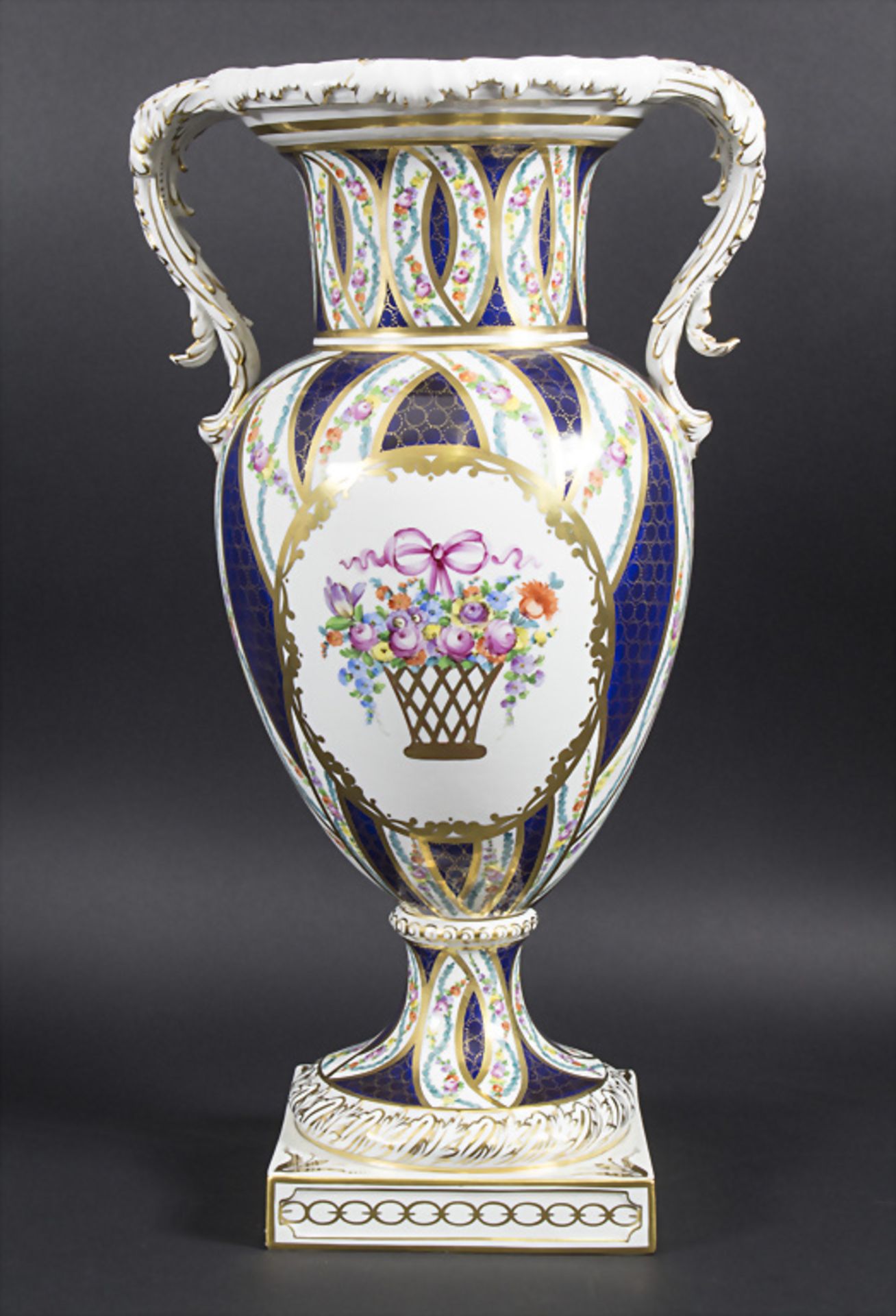 Amphorenvase / An amphora vase, Carl Thieme, Potschappel / Dresden, 20. Jh. - Bild 3 aus 10