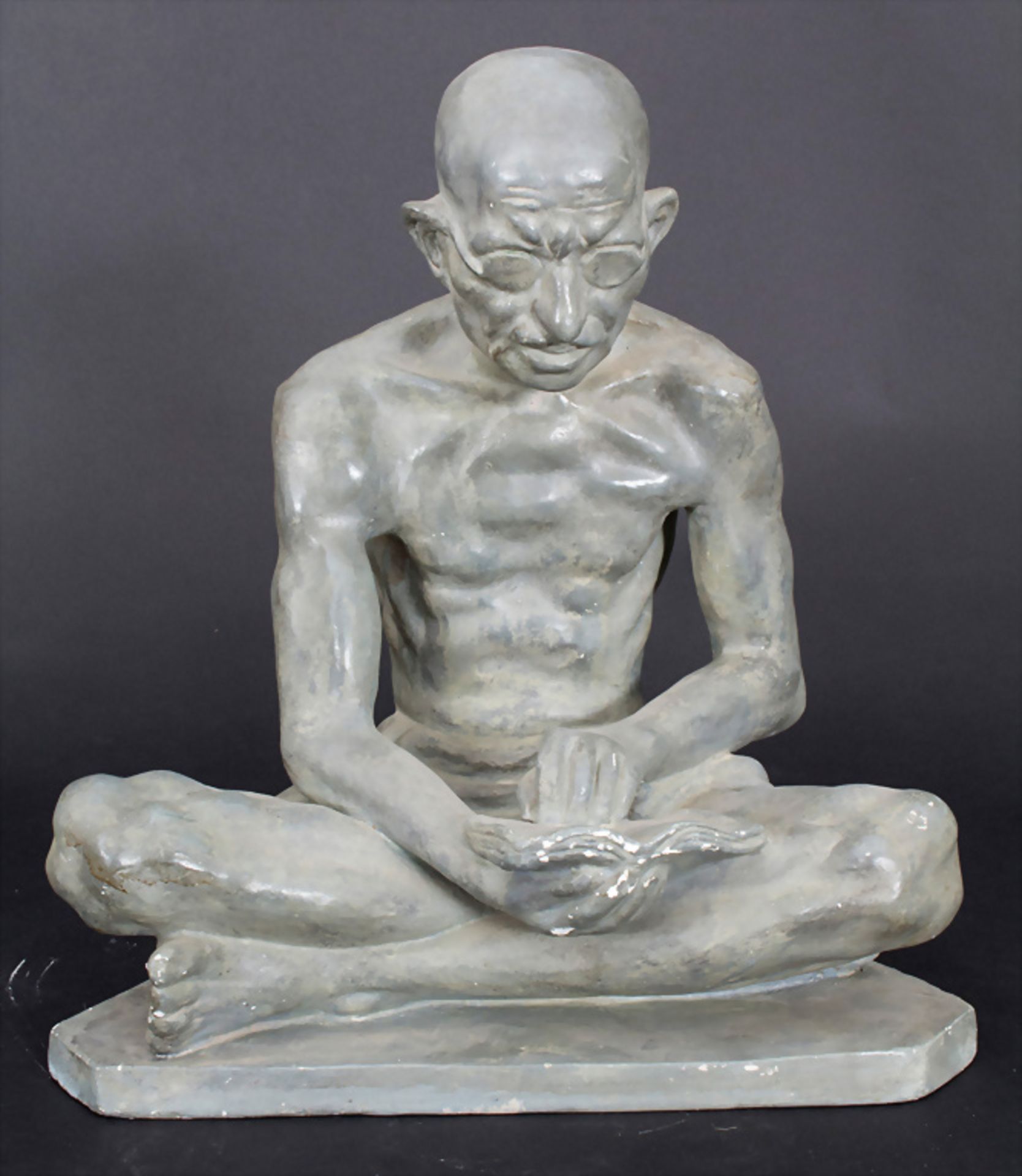 Figur 'Lesender Gandhi' / A figure 'Reading Gandhi' - Bild 2 aus 5