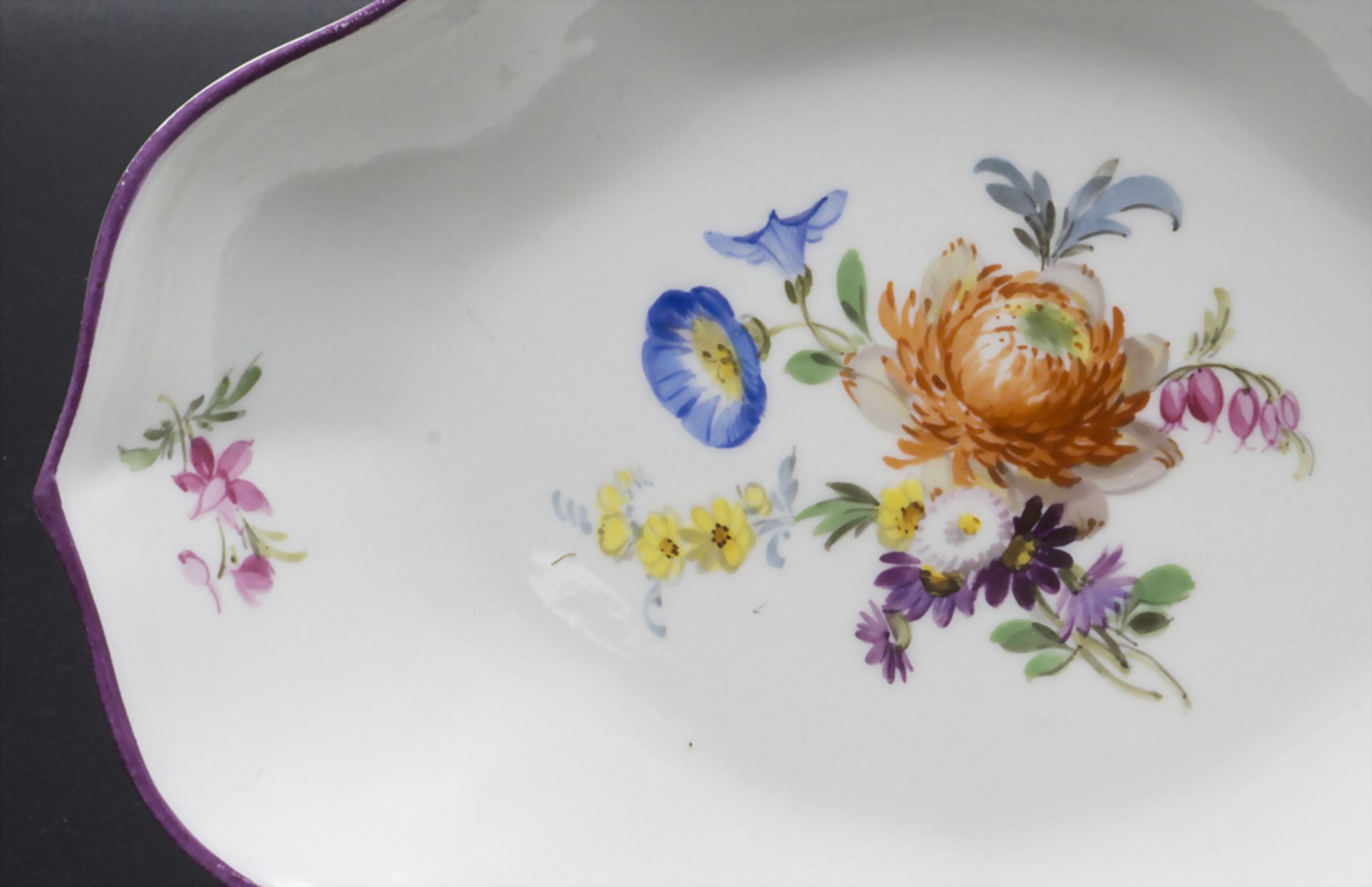 Schale mit Blumenbouquet und Schmetterling / A dish with flower bouquet and a butterfly, ... - Image 2 of 4