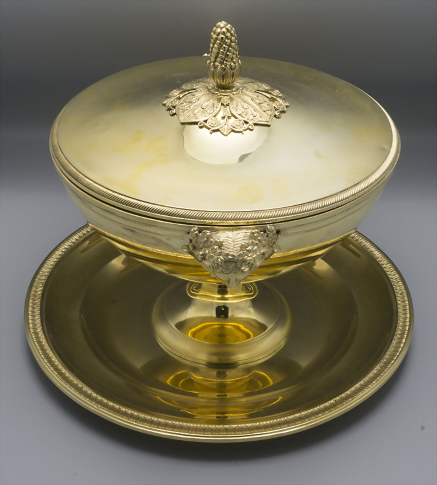 Deckelterrine auf Presentoire / A tureen with cover and plate, Emile Puiforcat, Paris, nach 1857 - Image 4 of 10