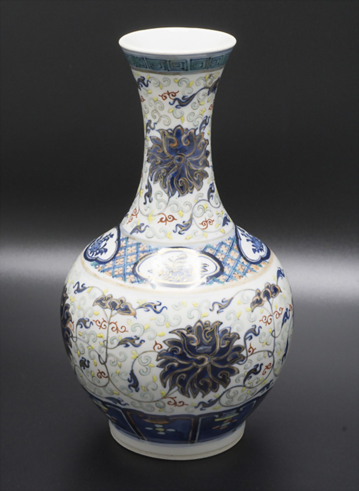 Seltene Doucai-Ziervase / A rare decorative Doucai porcelain vase, China, Qing-Dynastie ... - Image 3 of 8