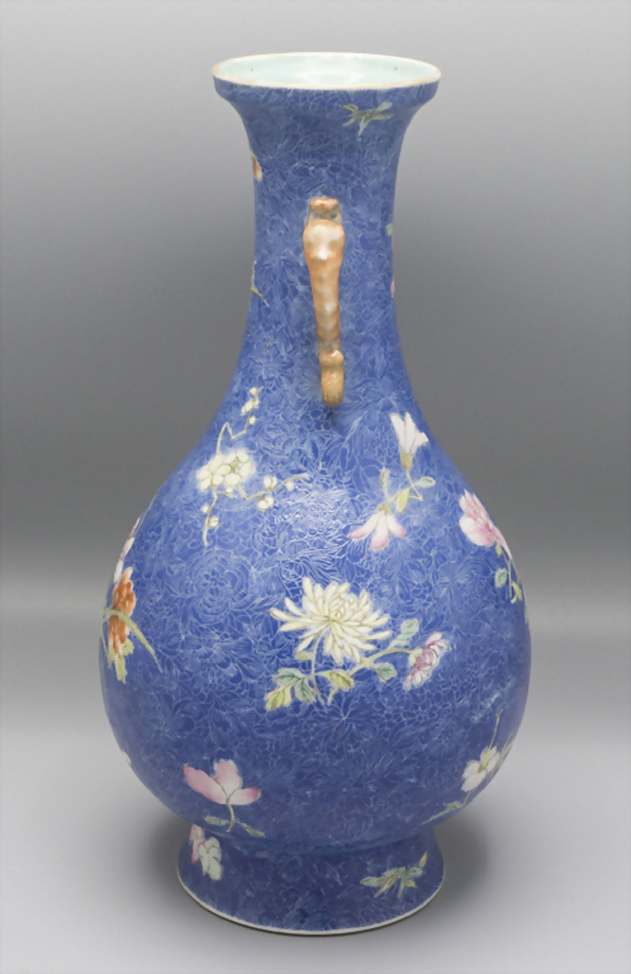 Seltene 'BLUE-GROUND'- Porzellan Ziervase / A rare Blue-Ground porcelain decorative vase, ... - Image 2 of 10