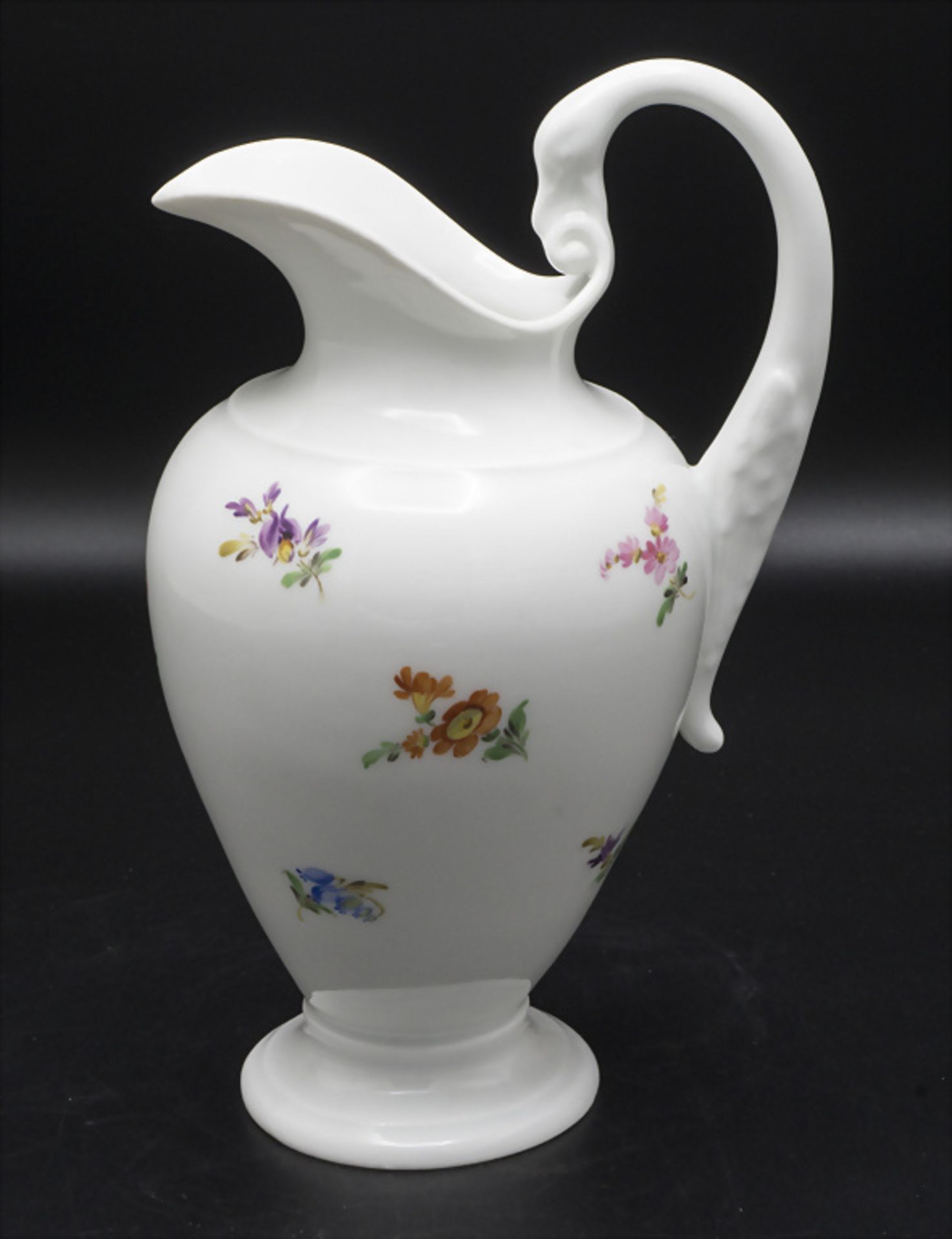 Krug mit Schwanenhenkel und Streublumen / A creamer with swan handle and scattered flowers, ...