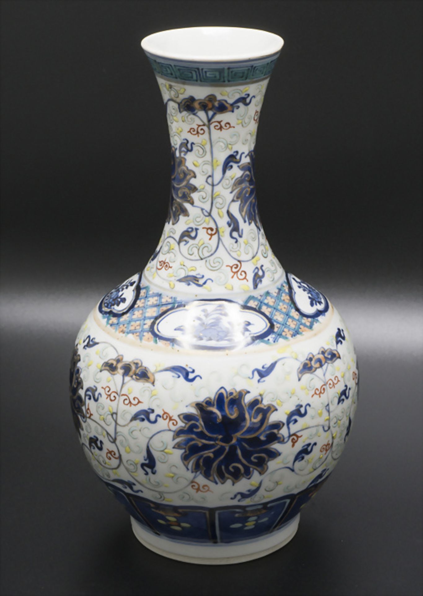 Seltene Doucai-Ziervase / A rare decorative Doucai porcelain vase, China, Qing-Dynastie ... - Image 4 of 8