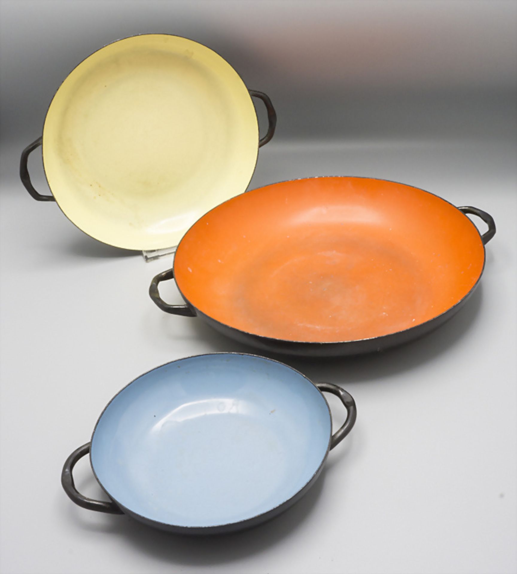 Drei Henkelschalen / 3 iron dishes with handles, 1960er, Dänemark - Image 2 of 2