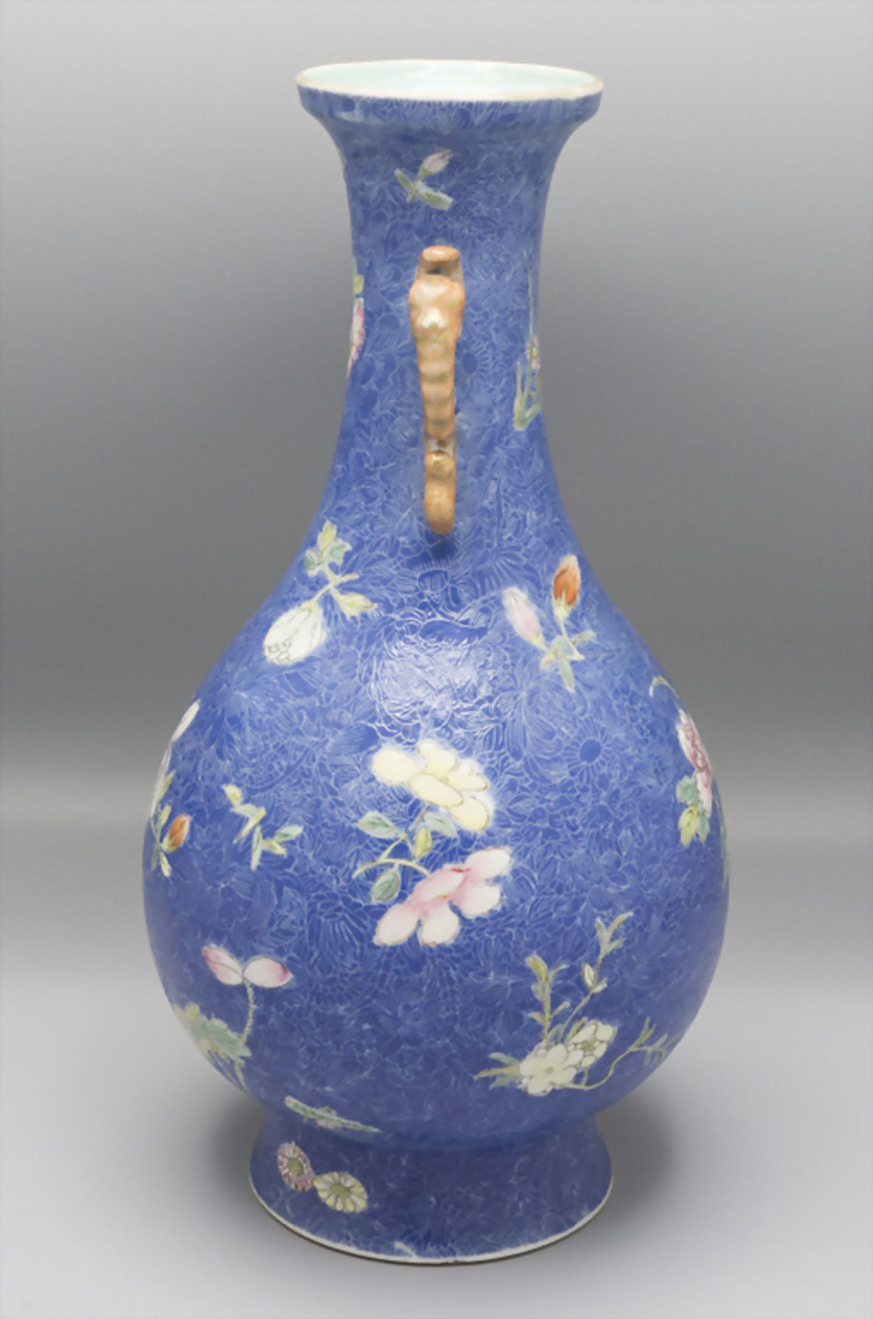 Seltene 'BLUE-GROUND'- Porzellan Ziervase / A rare Blue-Ground porcelain decorative vase, ... - Image 4 of 10