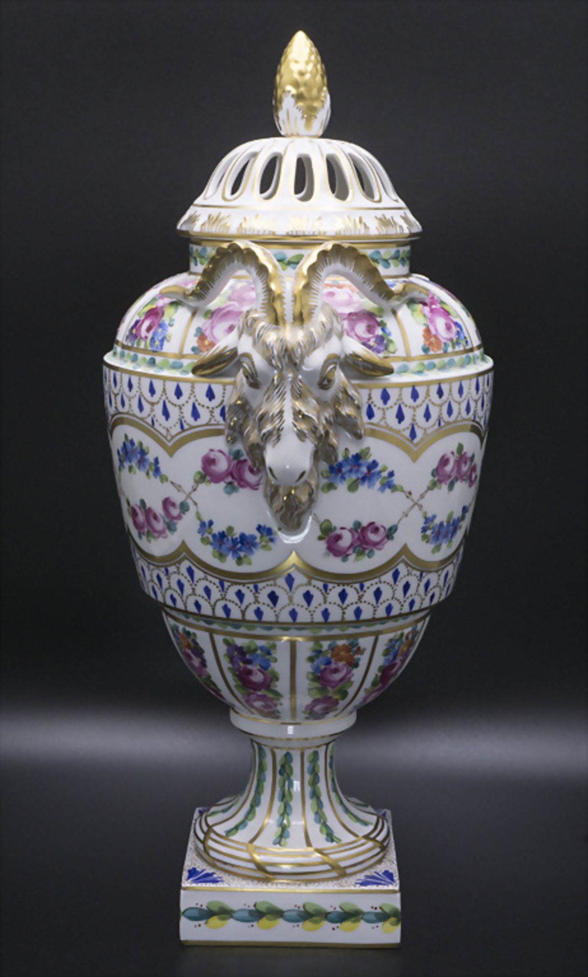 Potpourrivase / A potpourri vase, Carl Thieme, Potschappel, 2. Hälfte 20. Jh. - Bild 2 aus 7