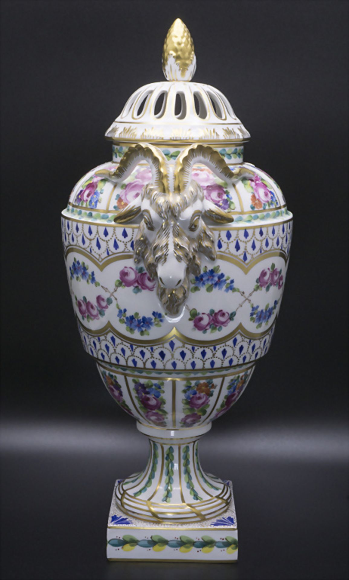 Potpourrivase / A potpourri vase, Carl Thieme, Potschappel, 2. Hälfte 20. Jh. - Image 2 of 7