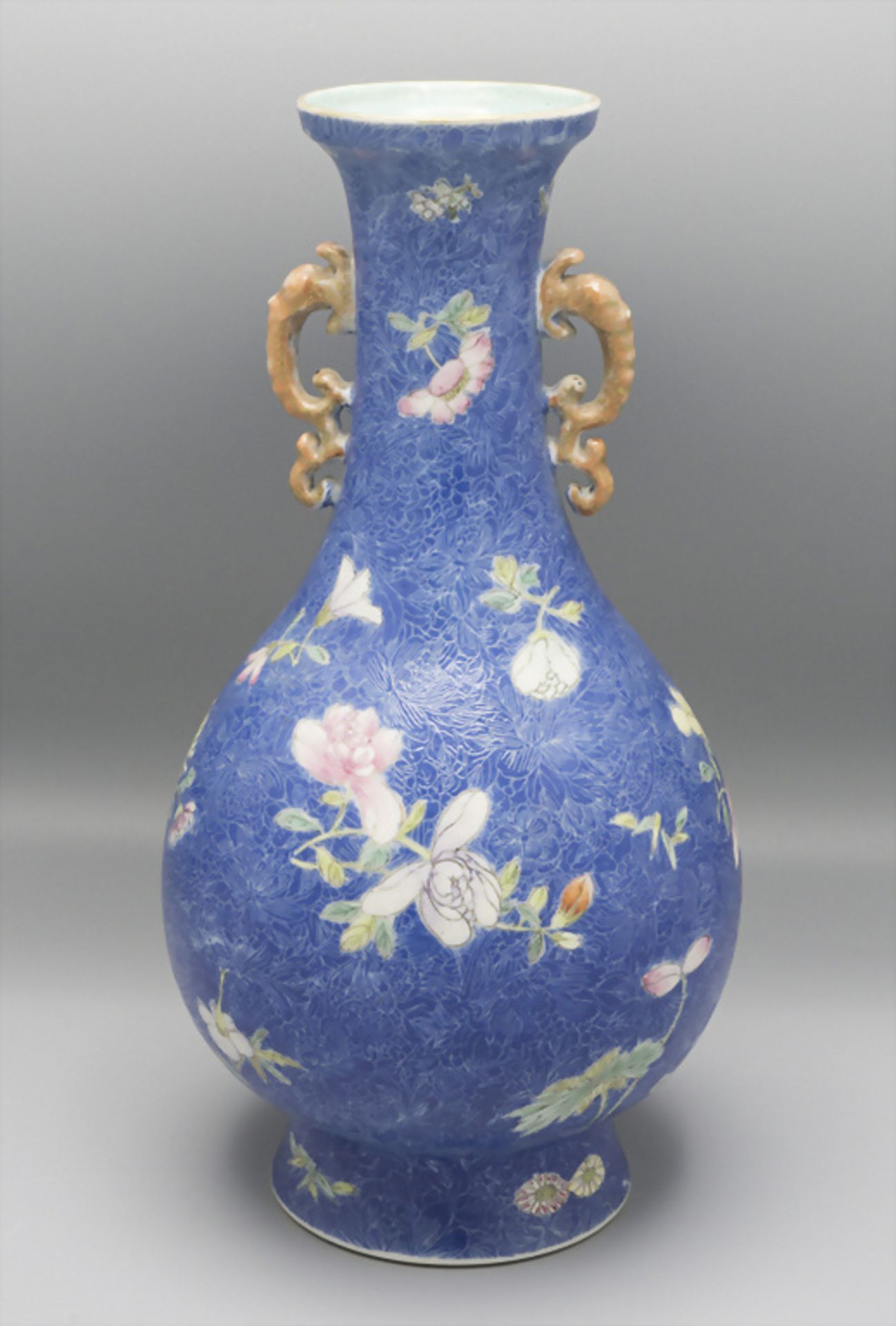 Seltene 'BLUE-GROUND'- Porzellan Ziervase / A rare Blue-Ground porcelain decorative vase, ... - Image 3 of 10