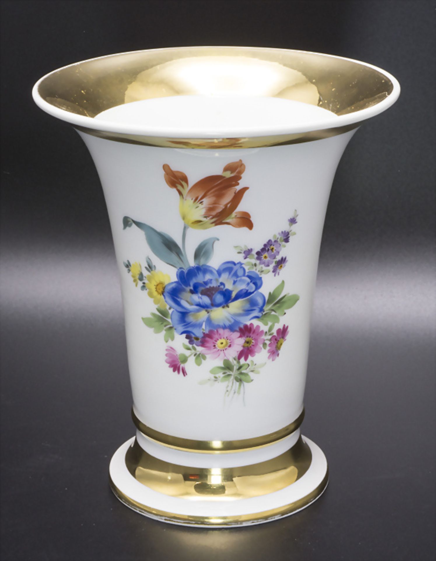 Trichtervase mit Goldrändern und Blumenbouquet / A vase with flower bouquet, Meissen, Mitte 20. Jh.