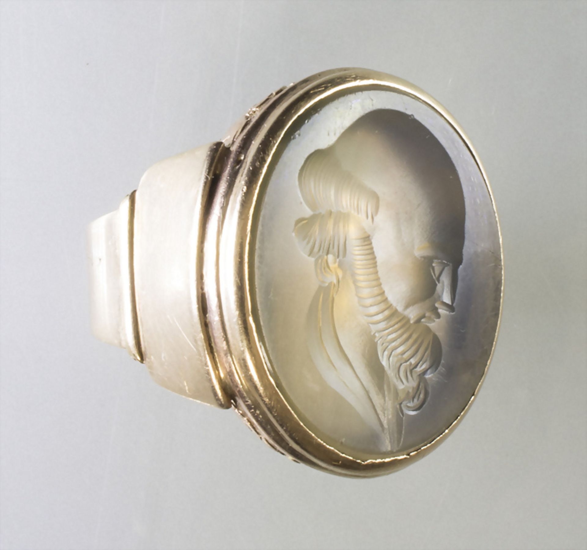 Ein Empire Siegelring mit Gemme / An Empire signet gold ring with gem, Frankreich, um 1810 - Bild 2 aus 4