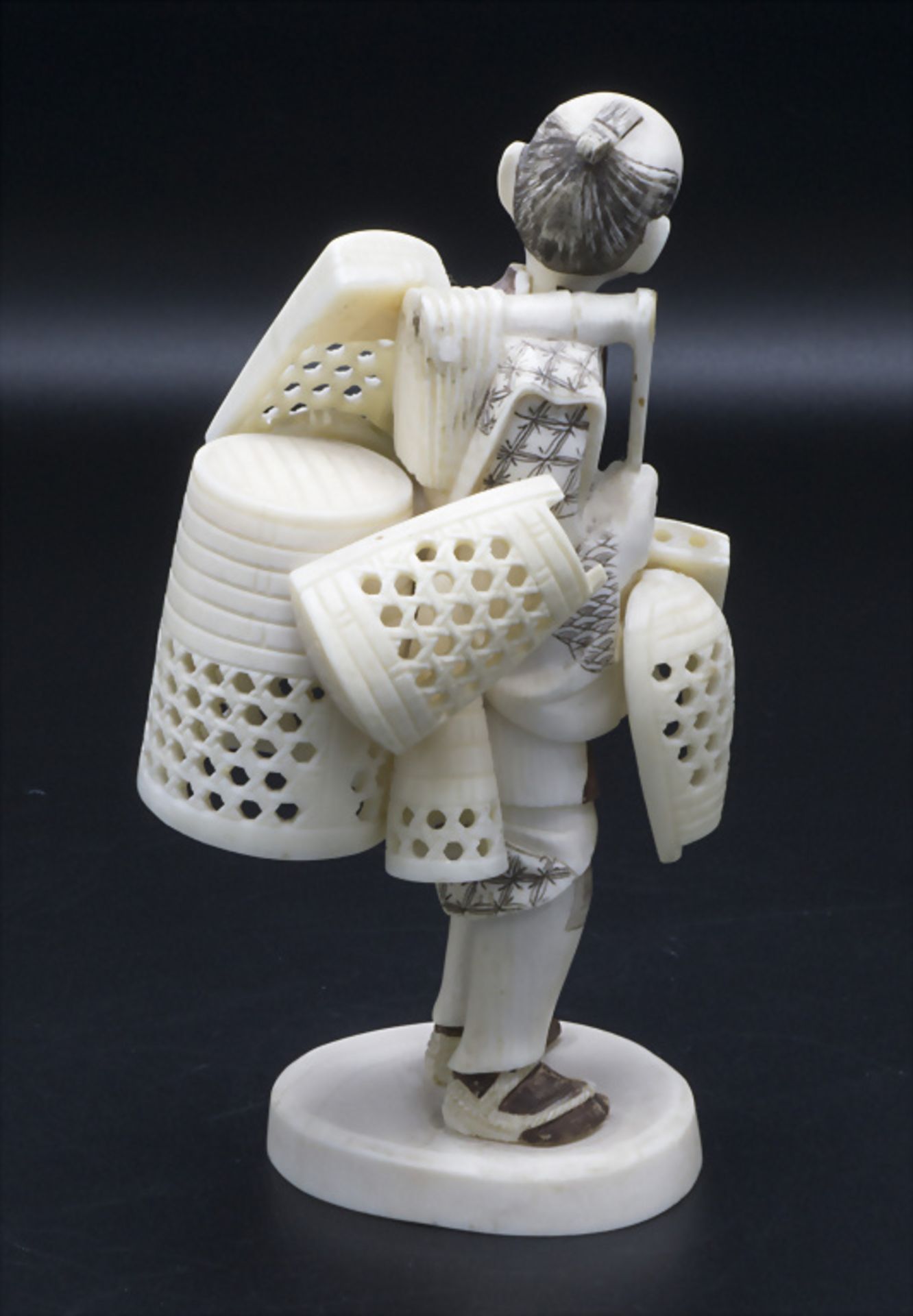 Elfenbein Korbverkäufer / An ivory basket seller, Japan, Meiji-Periode - Bild 3 aus 5