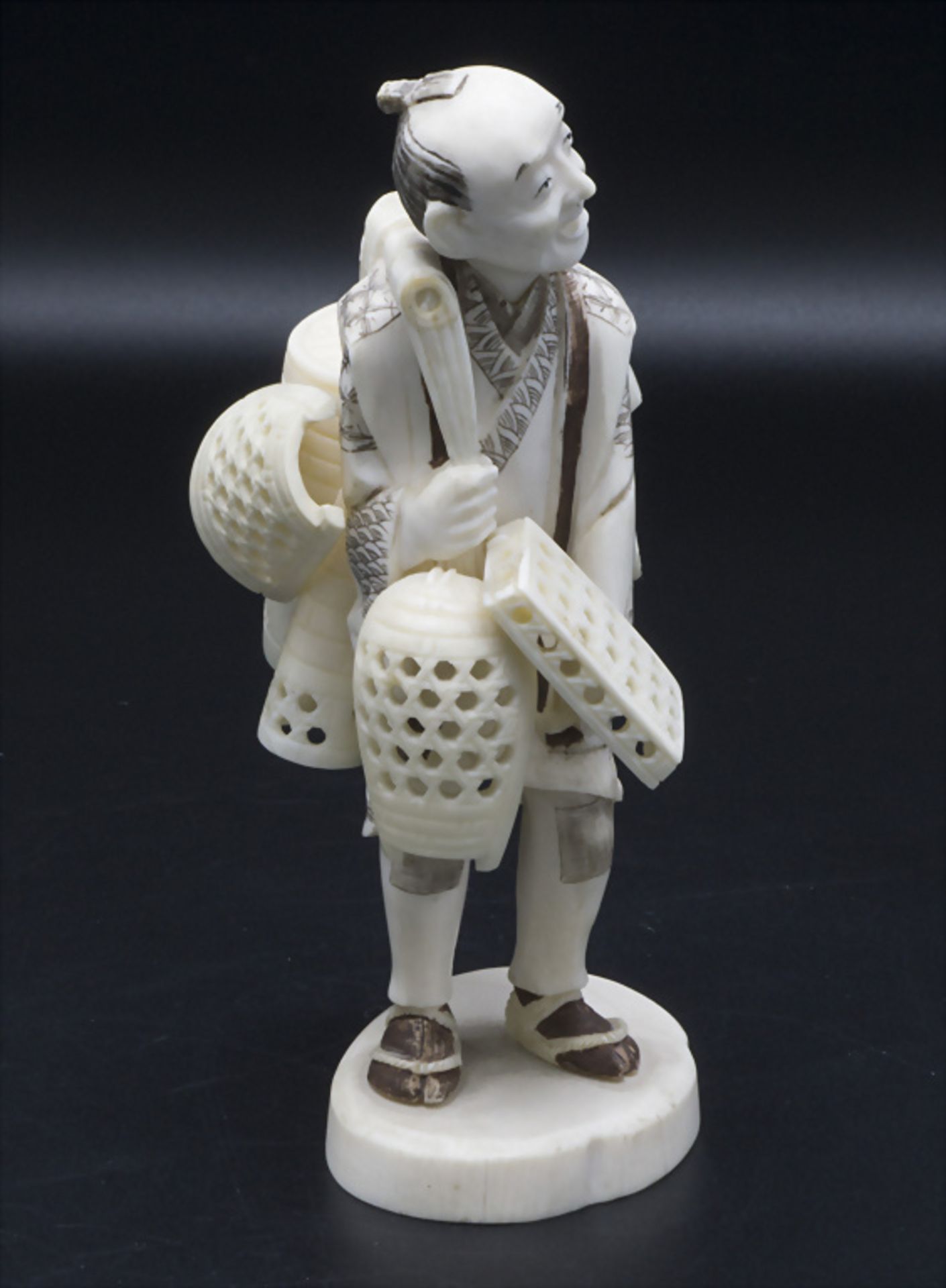 Elfenbein Korbverkäufer / An ivory basket seller, Japan, Meiji-Periode - Bild 4 aus 5