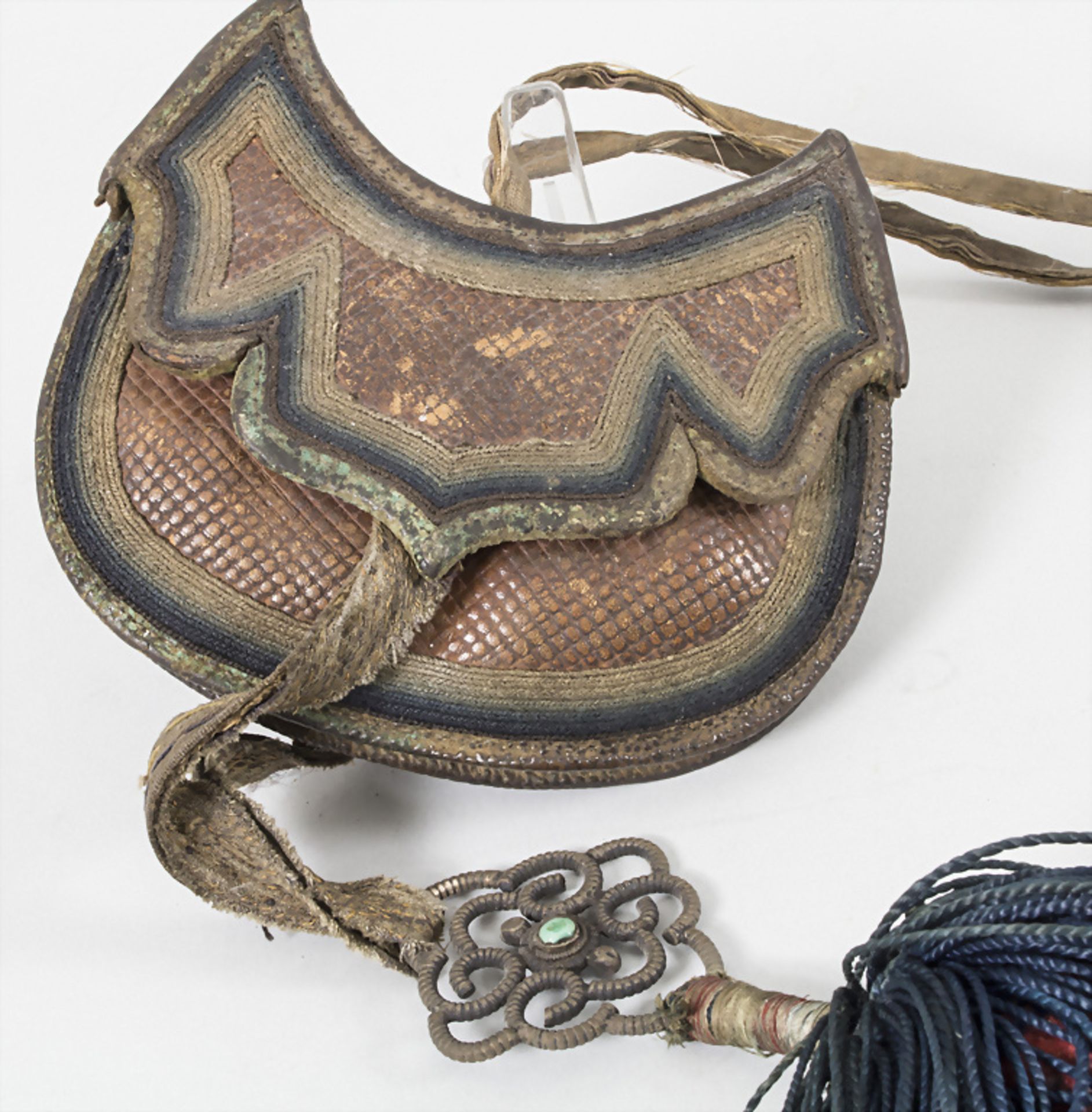 Tasche mit Anhänger und Quaste / A bag with pendant and tassel, wohl Südamerika - Bild 2 aus 3