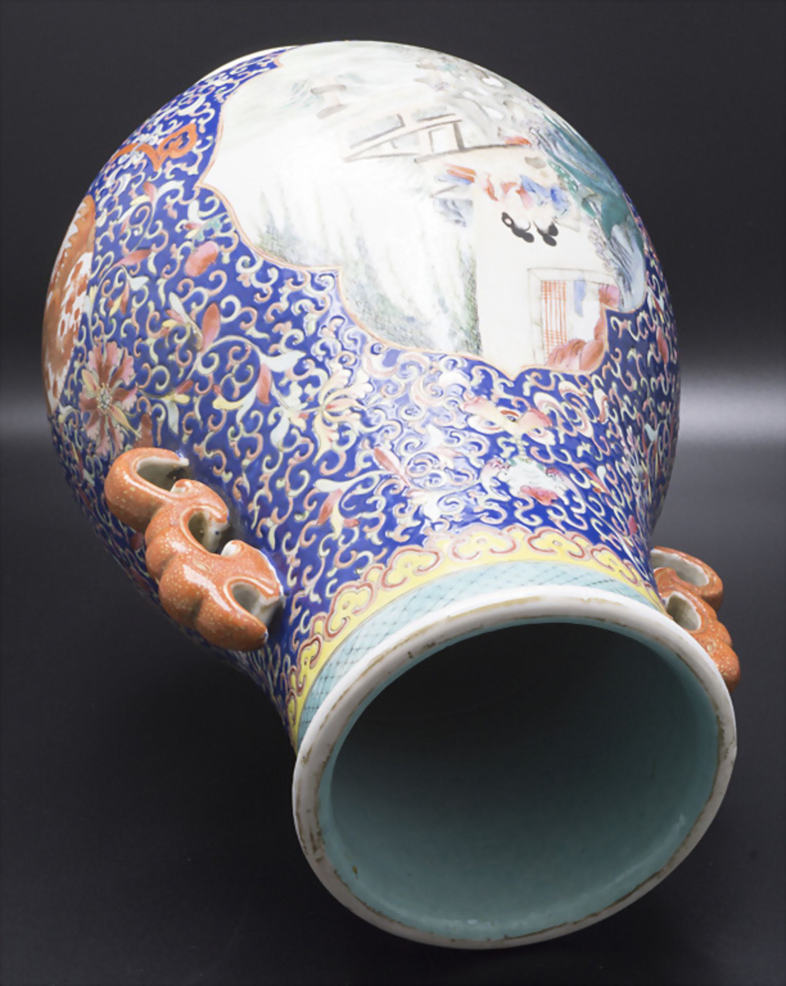 Ziervase / A decorative porcelain vase, China, Qing-Dynastie (1644-1911), gemarkt Qianlong ... - Bild 7 aus 10