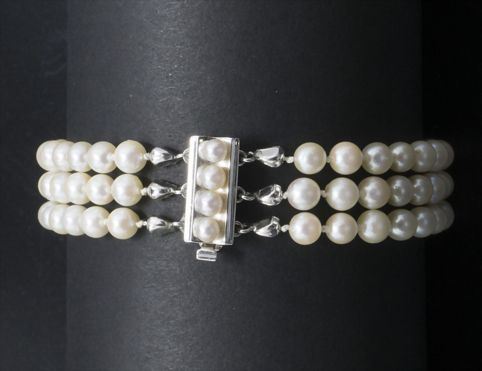 Dreireihiges Perlenarmband / A triple string pearl bracelet with 14k white gold clasp