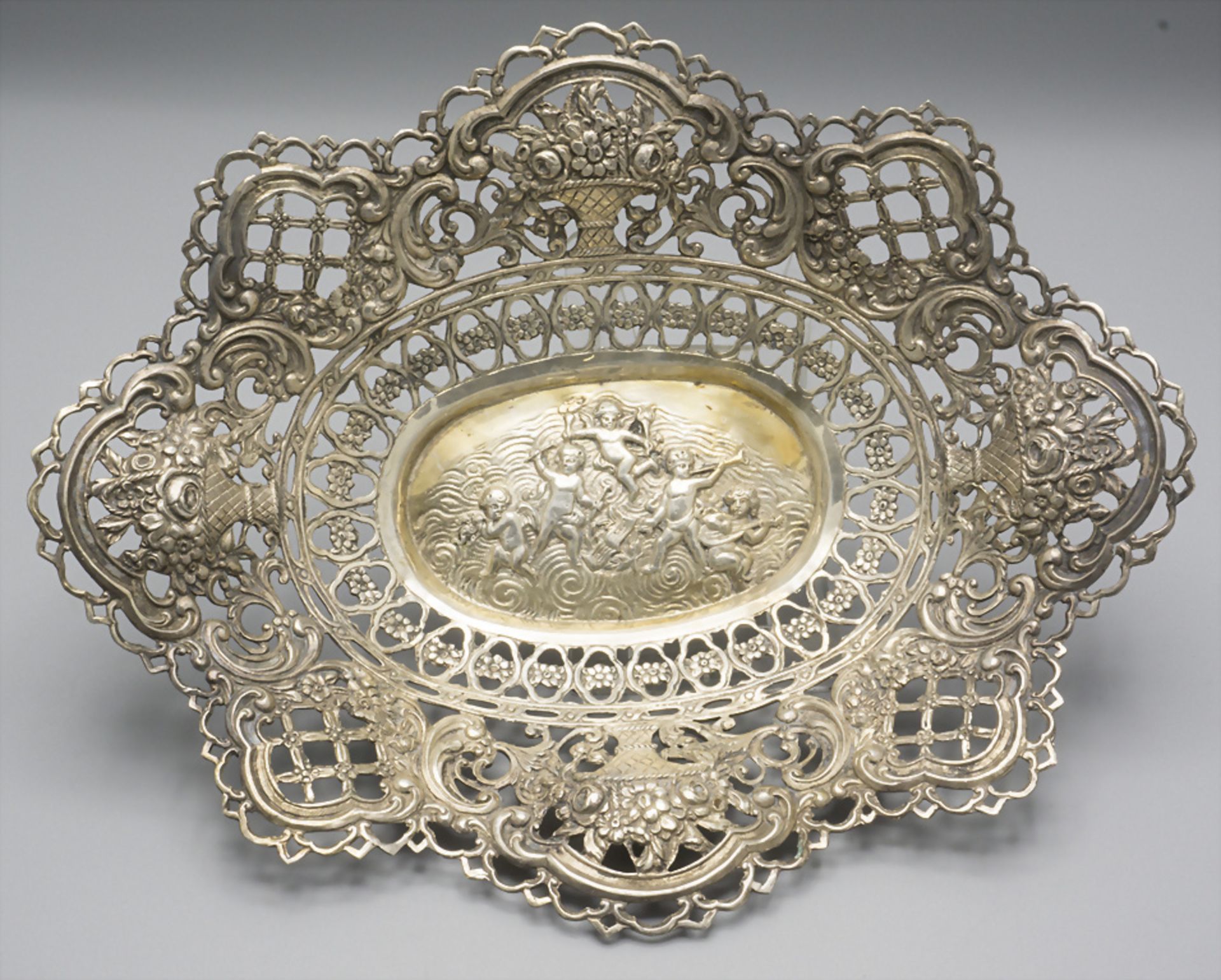 Silberschale mit Puttodekor / A silver bowl with cherubs, deutsch, um 1890