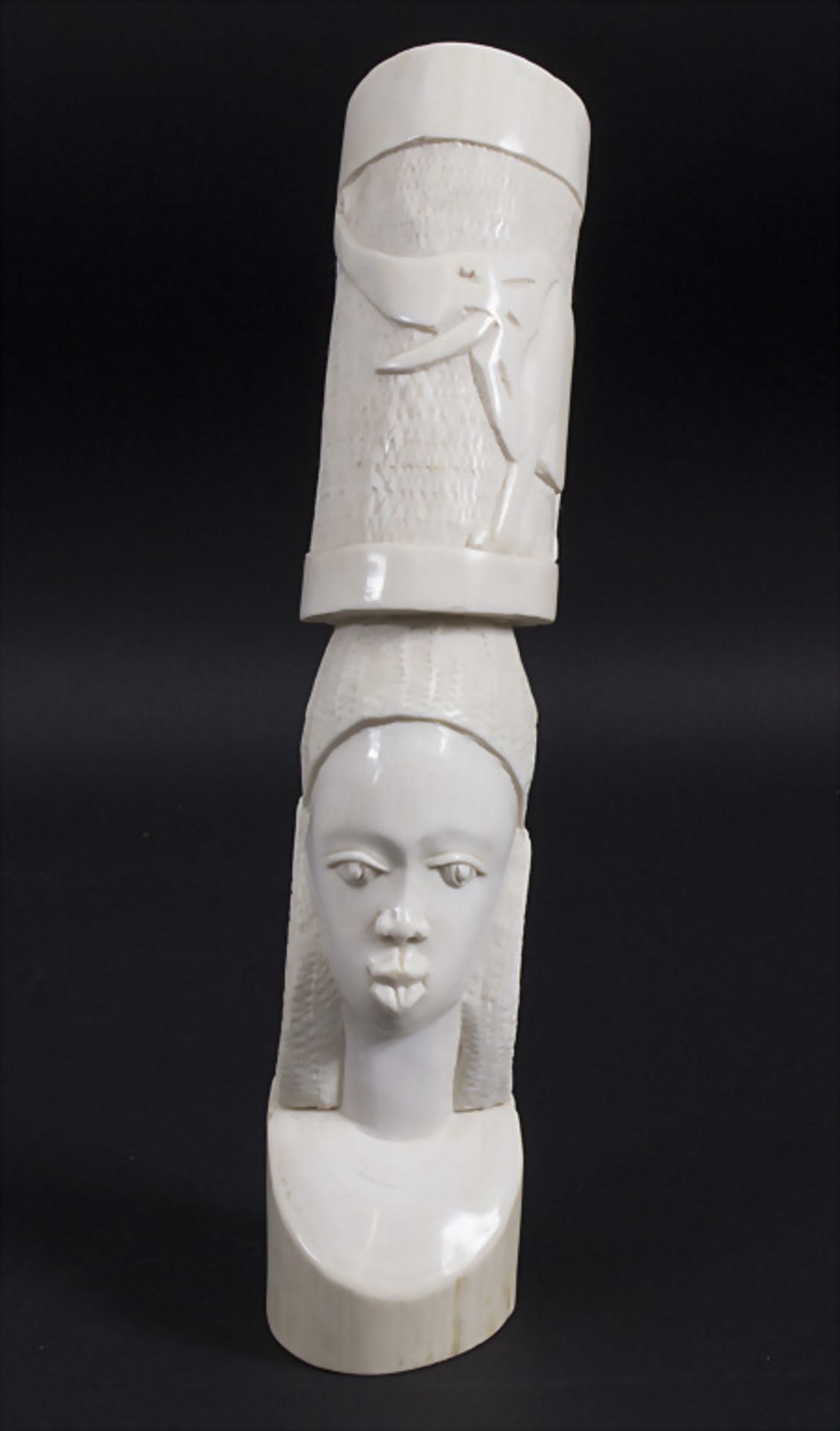 Elfenbein mit geschnitztem Frauengesicht / Ivory with carved woman's face, Tansania, um 1920