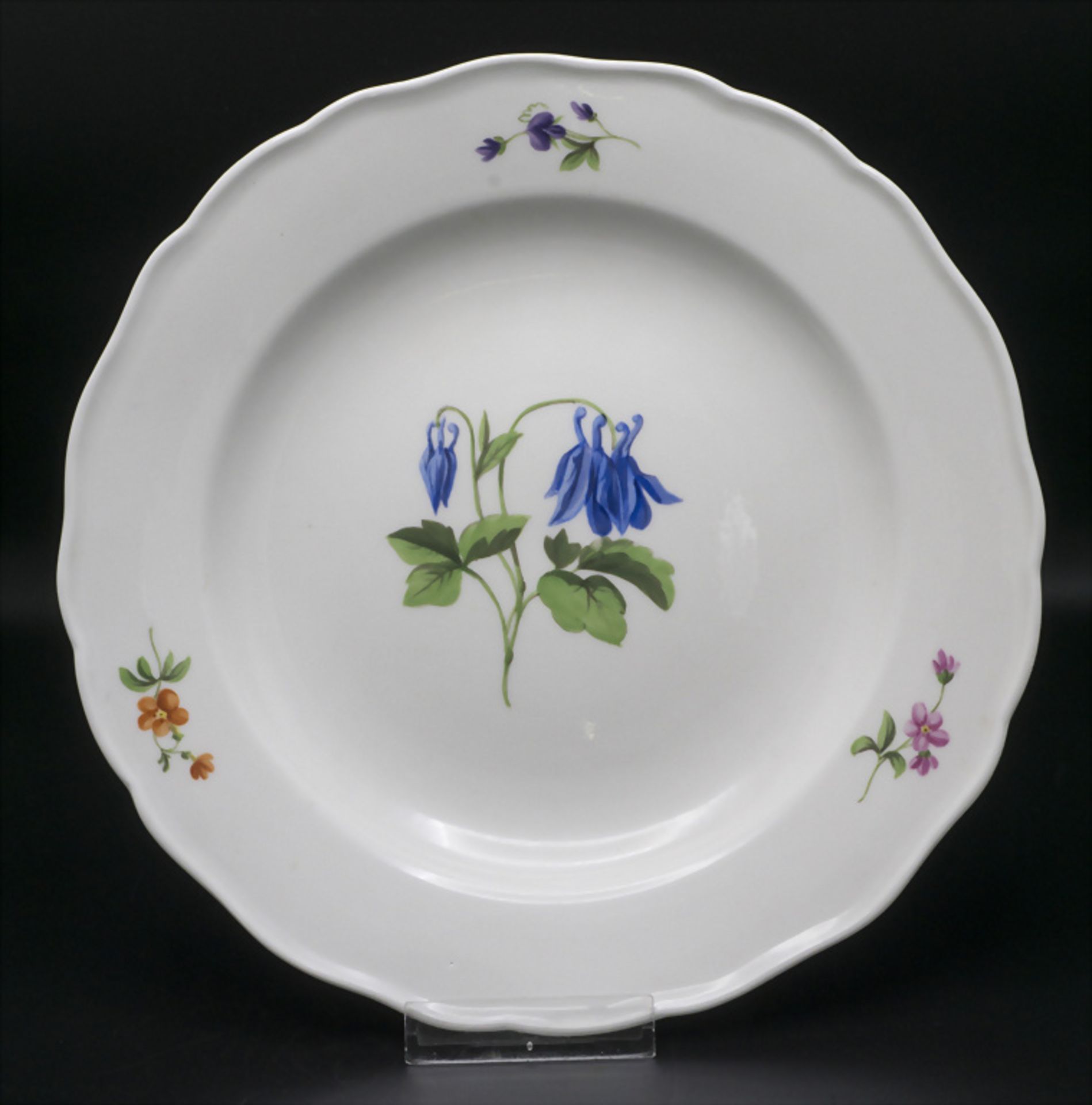 Teller mit Akelei / A plate with columbine flower, Meissen, um 1860