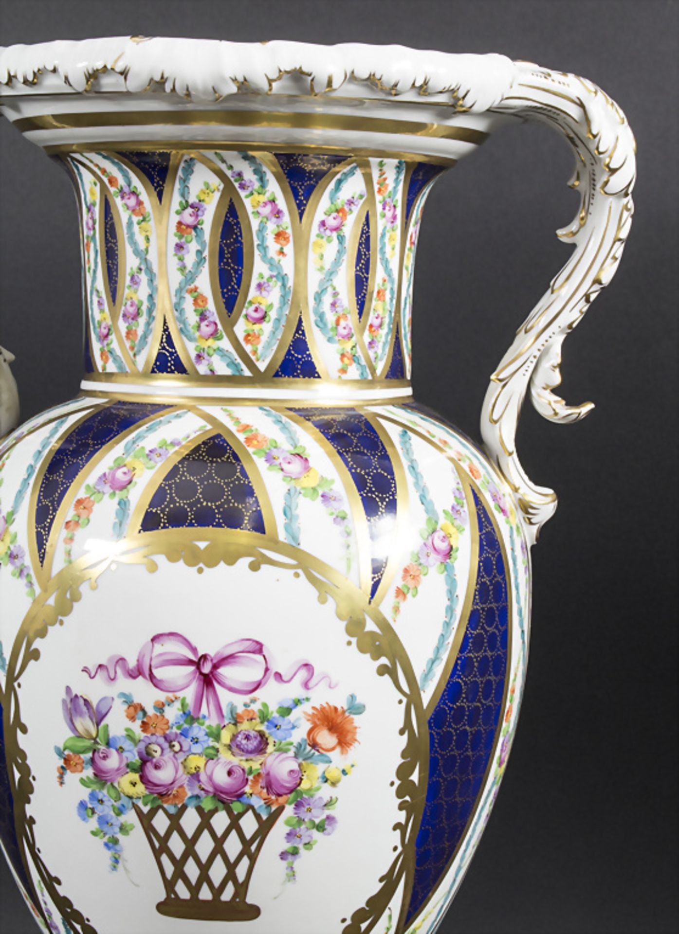 Amphorenvase / An amphora vase, Carl Thieme, Potschappel / Dresden, 20. Jh. - Bild 5 aus 10