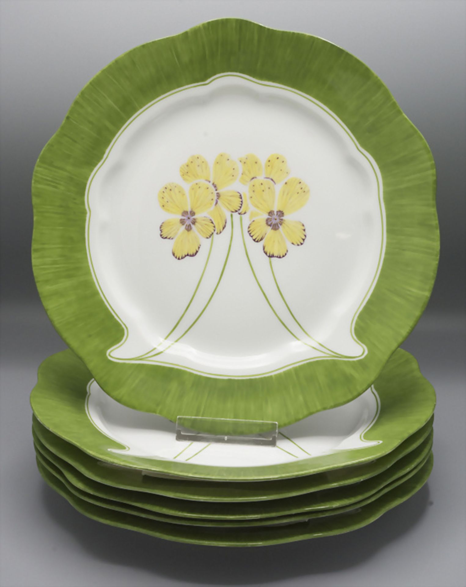 6 Jugendstil Teller mit stilisierten Stiefmütterchen / A set of 6 Art Nouveau plates with ...