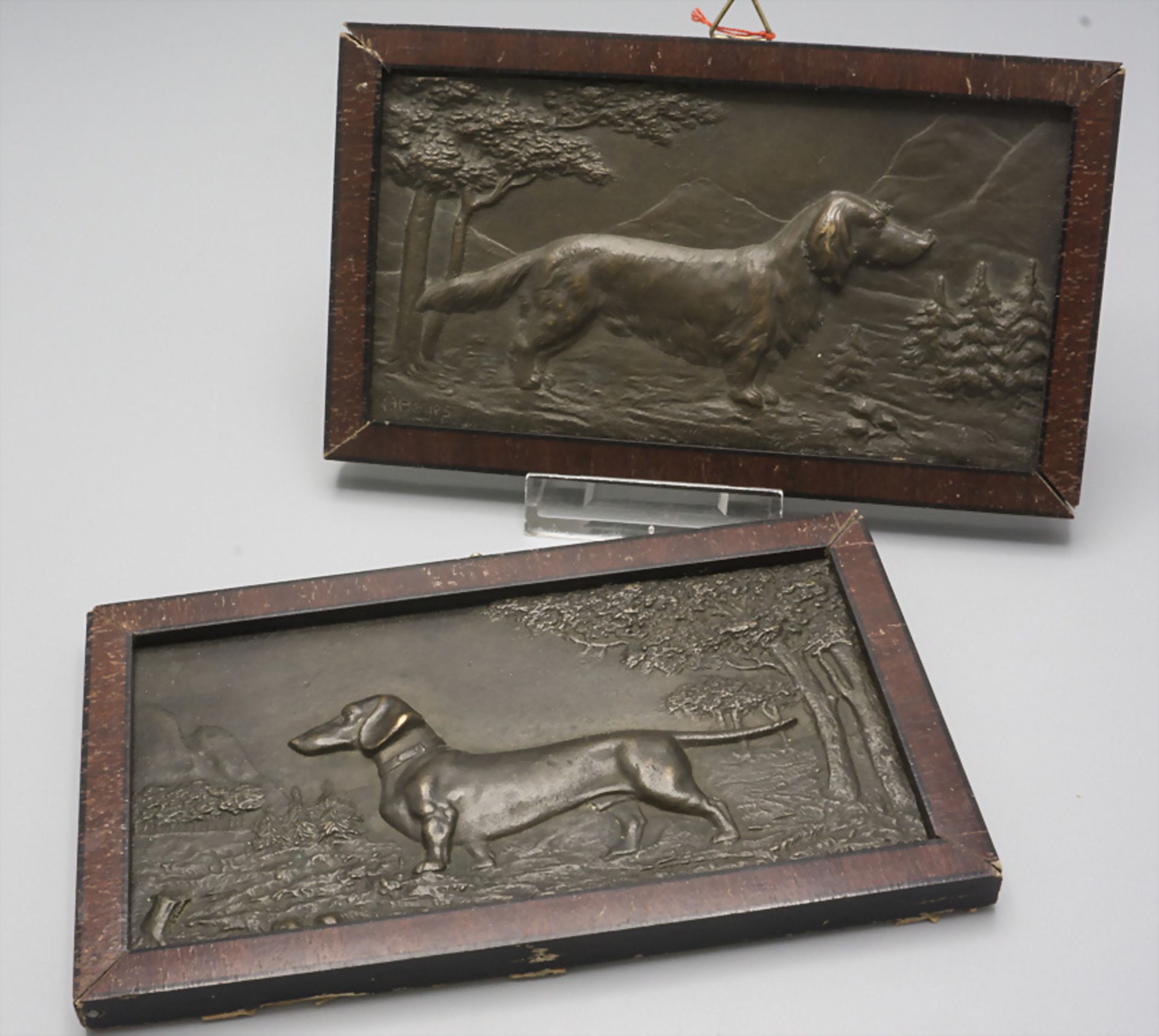 Paar Wandreliefs mit Dackel / 2 wall reliefs with dachshund, H. Henjes, um 1900