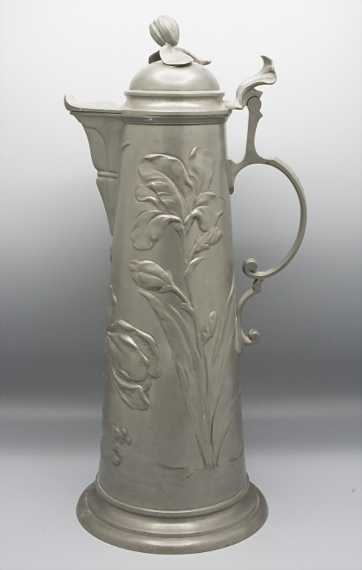 Jugendstil Zinnschenkkanne / An Art Déco pewter jug, um 1900