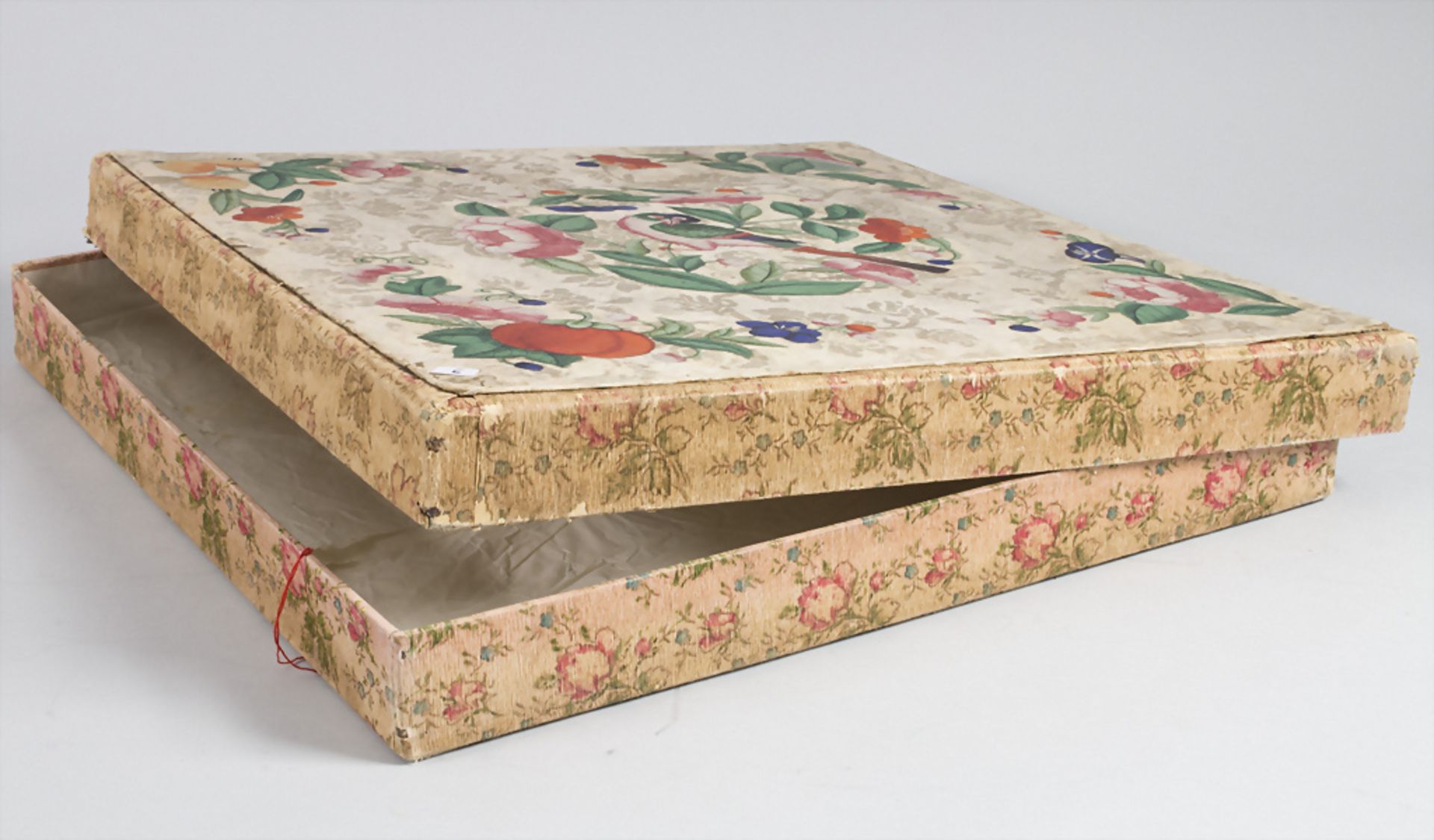 Schachtel mit Seidenmalerei / A box with a silk painting, um 1900 - Bild 3 aus 3