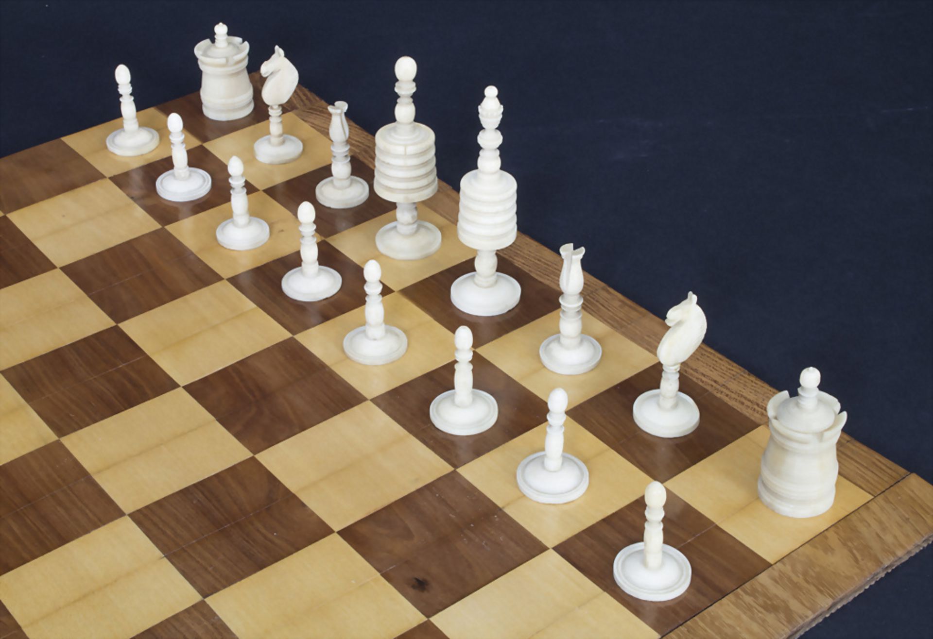 Schachspiel in Holzschatulle / A chess game in wooden casket, um 1900 - Bild 3 aus 6