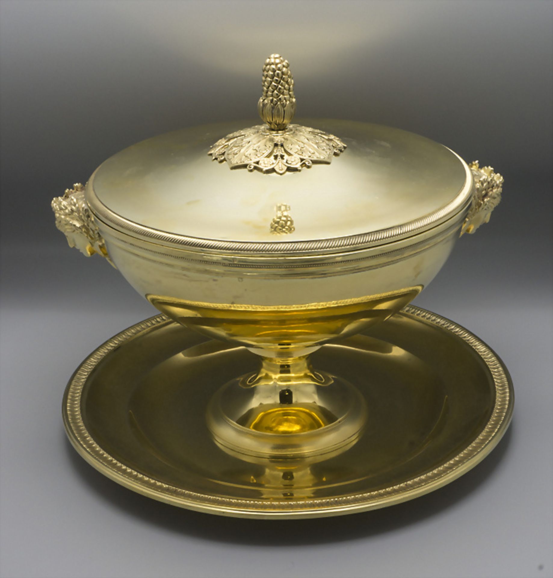 Deckelterrine auf Presentoire / A tureen with cover and plate, Emile Puiforcat, Paris, nach 1857 - Image 3 of 10